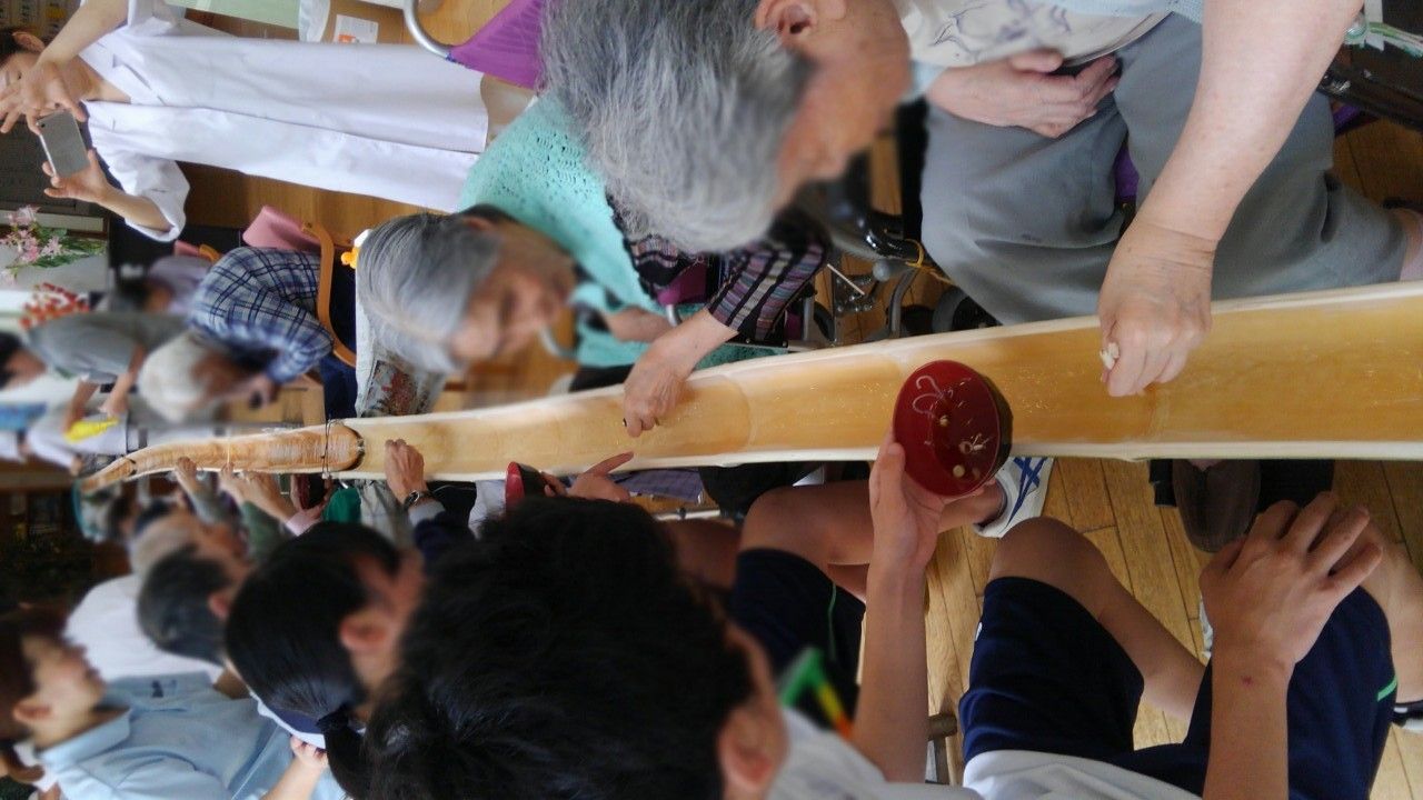 流しそうめんを楽しむ様子