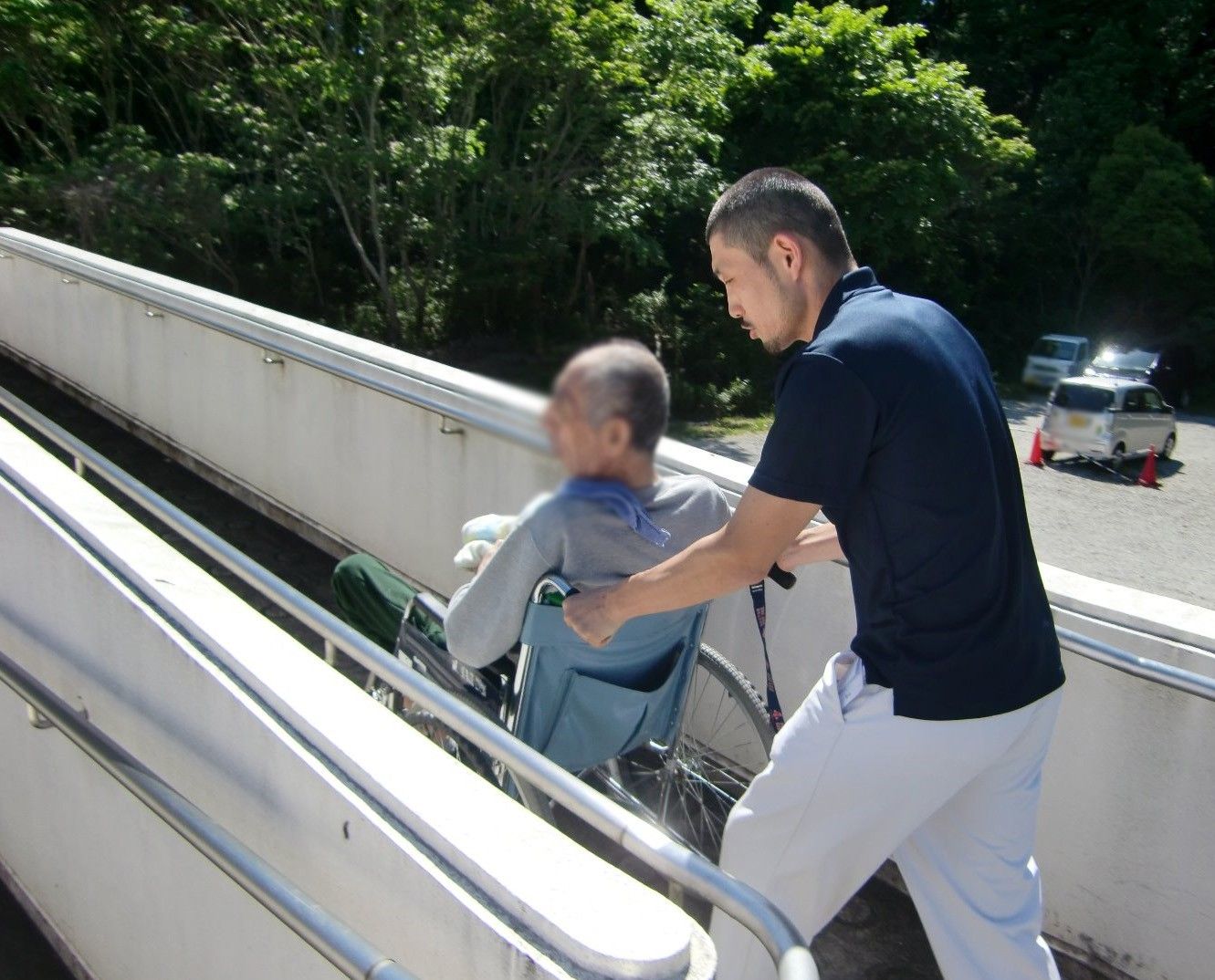 車椅子での移動支援