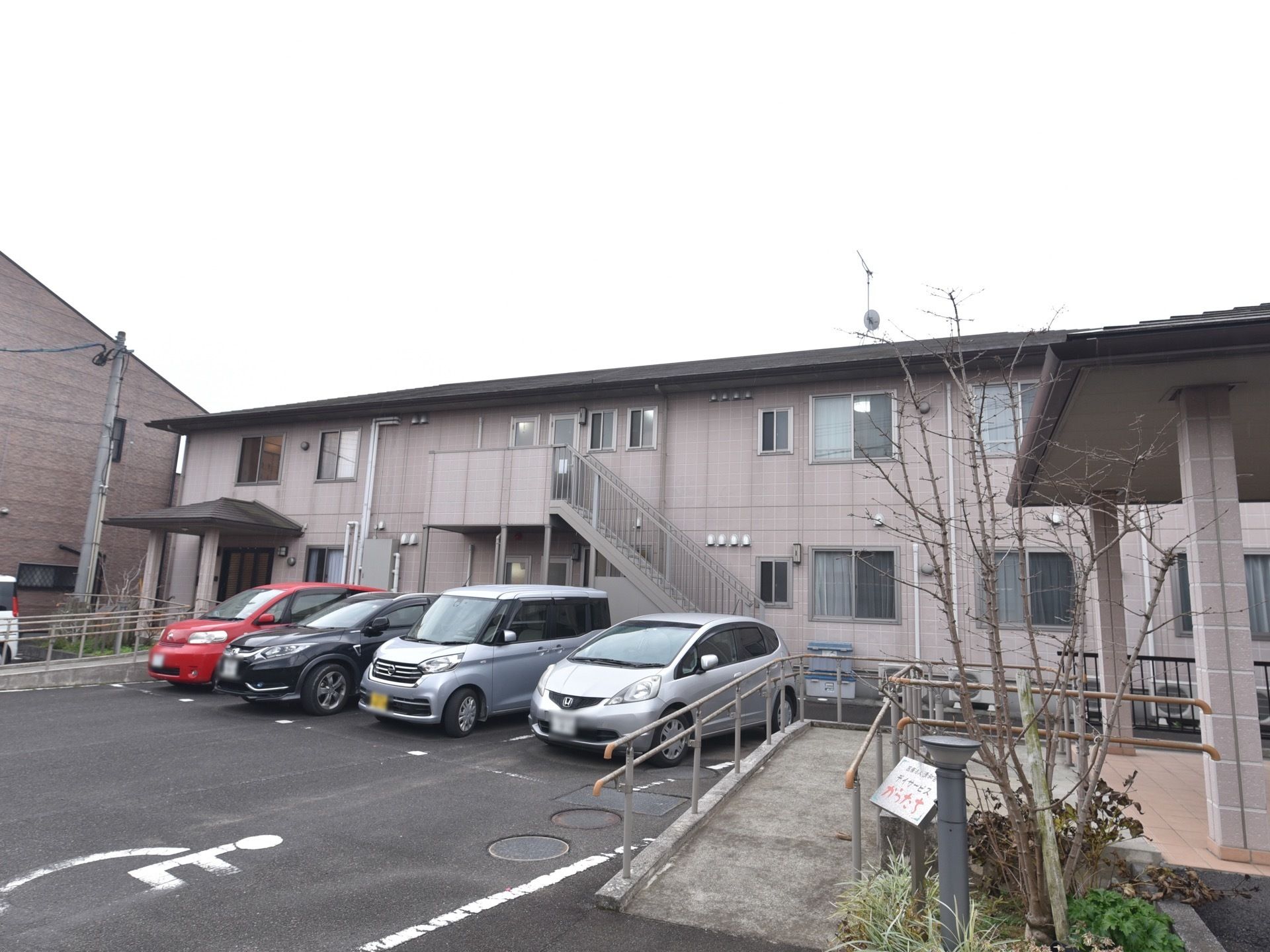 施設はグレー色の外壁で、落ち着いた雰囲気の建物である。建物の前には広い駐車場を完備しており、車で来訪する際も安心である。