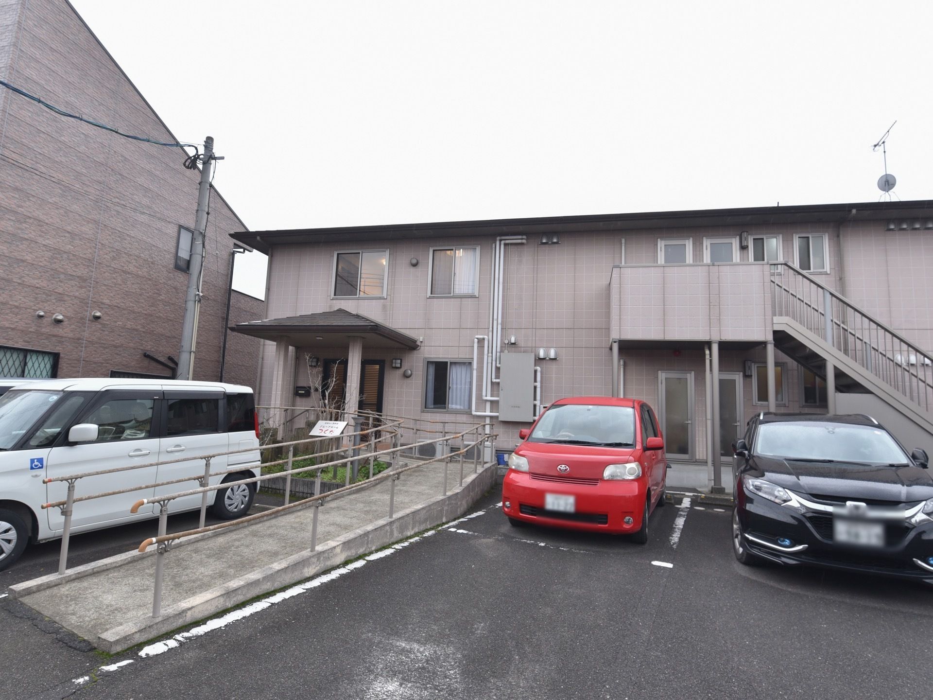 駐車場から施設入り口までの間にスロープがある。緩やかな傾斜で、ゆっくりと移動して出入りすることができる。