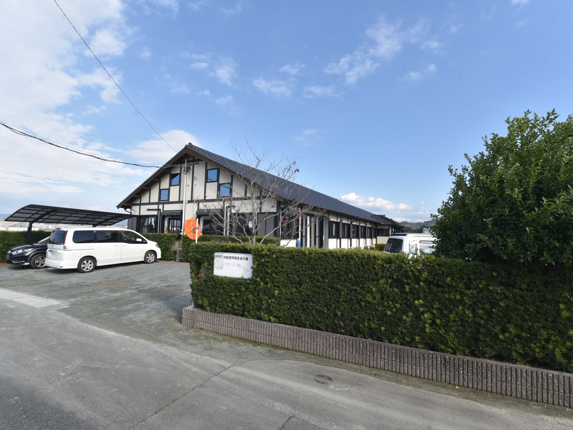 施設は奥行きのある、平屋建ての建物となっている。敷地内の周辺は、緑で囲まれた自然溢れる環境になっている。