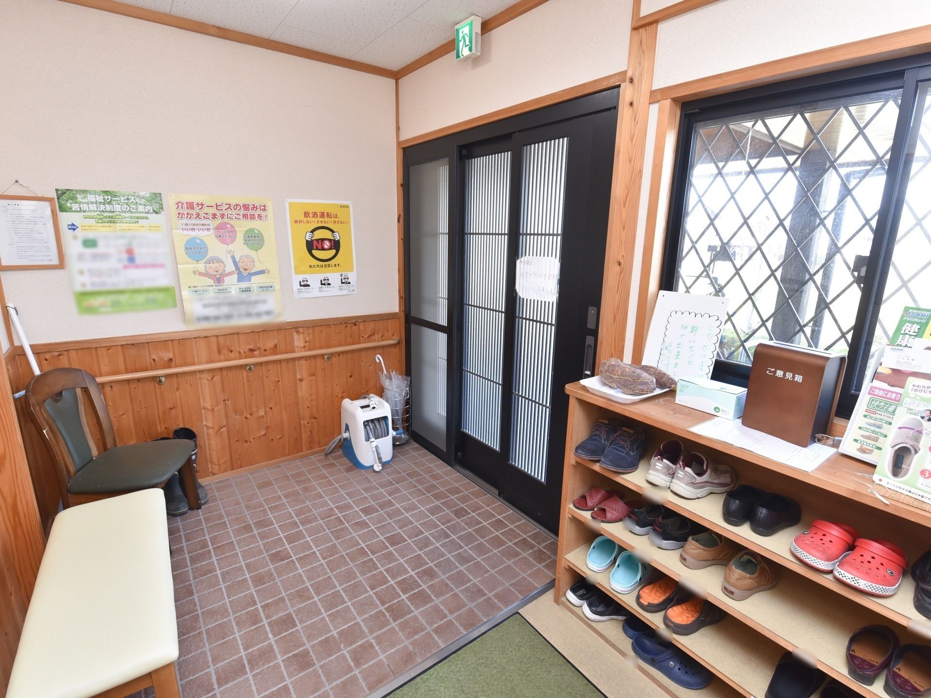 靴箱とベンチが設置されたバリアフリー設計の玄関