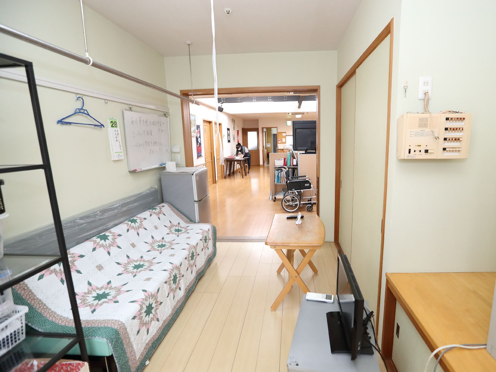 手すりが設置され、段差がほとんどない廊下