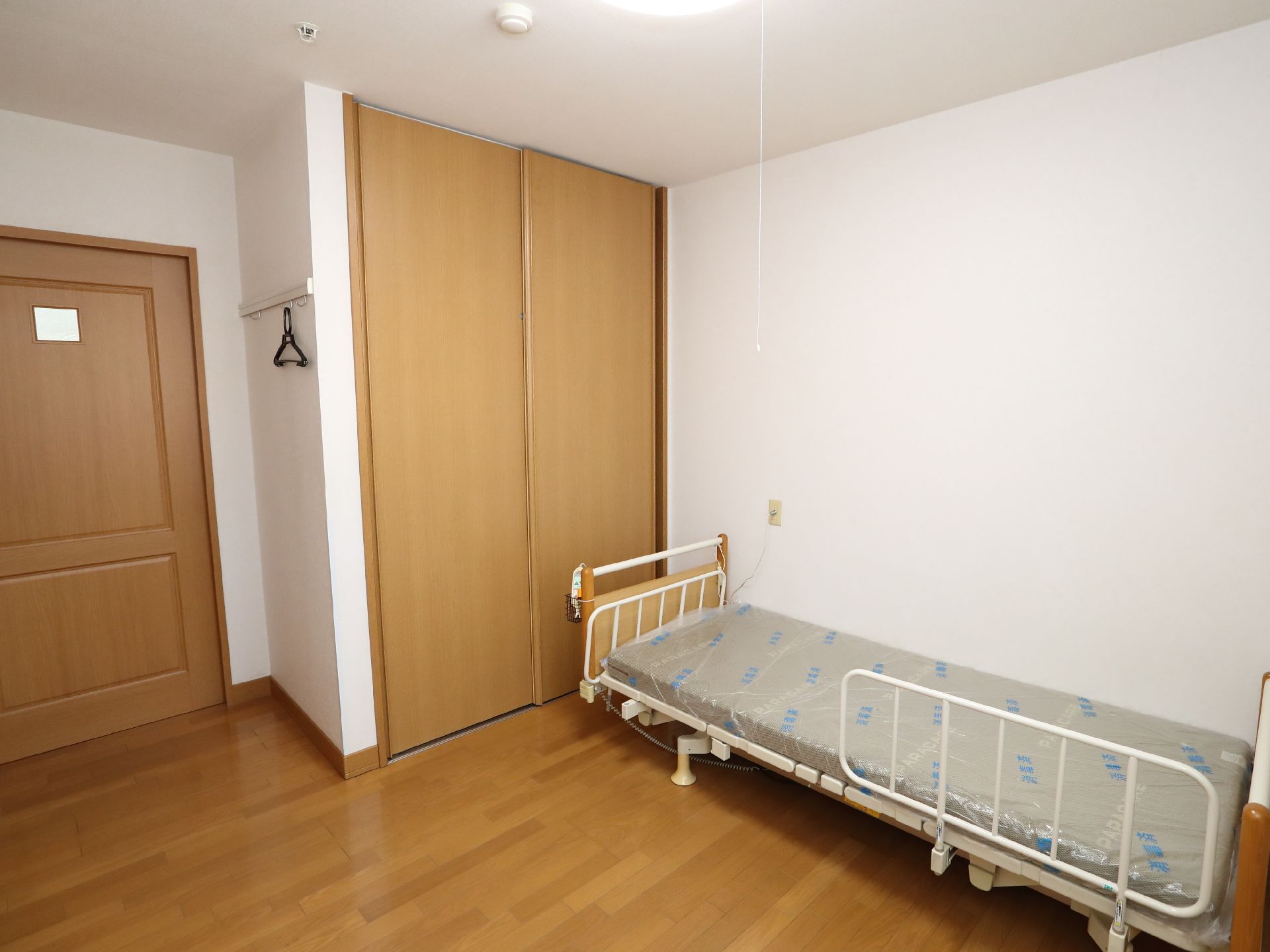 窓から多くの日差しが入り、家具を多く置くことのできる居室