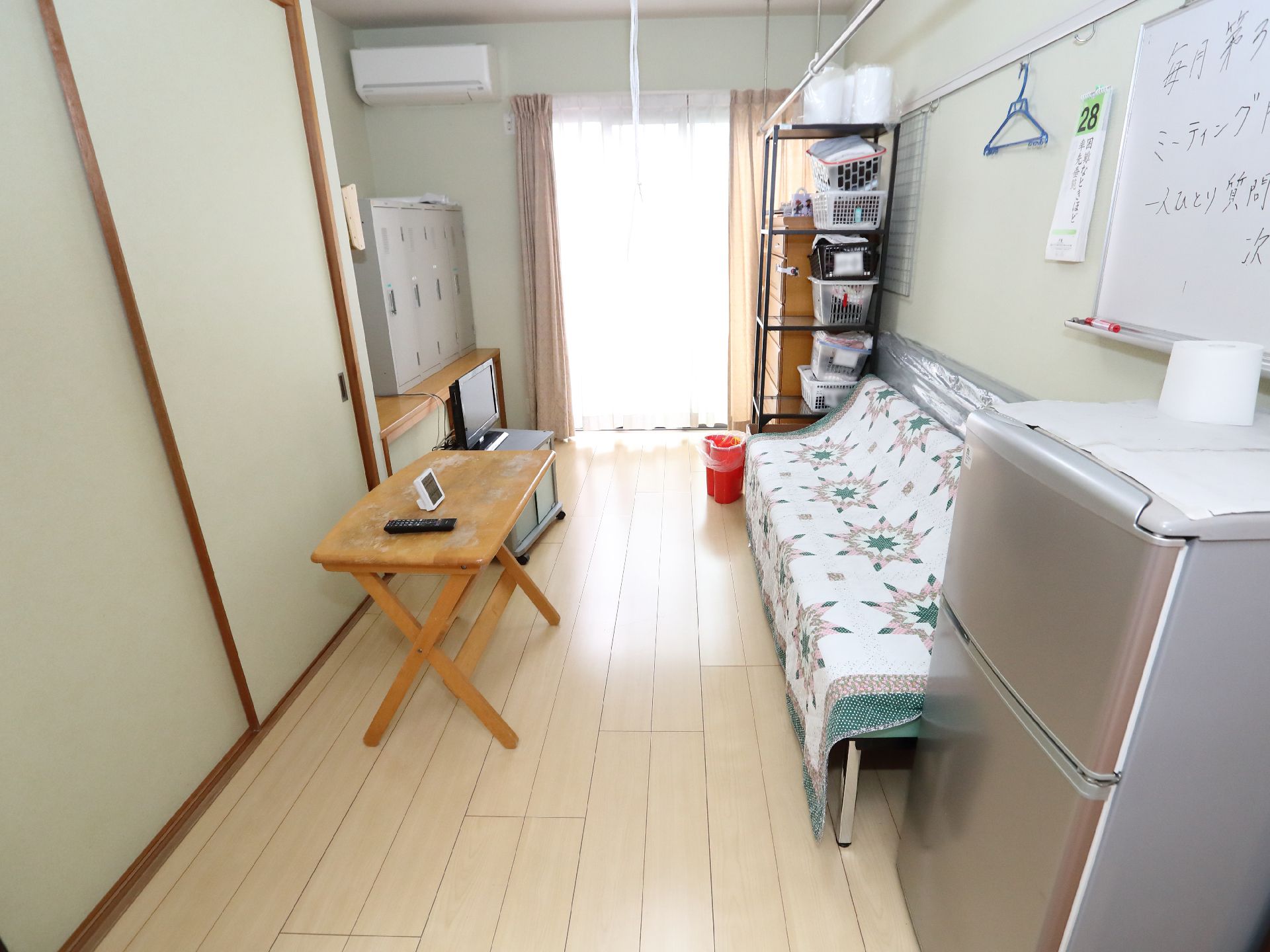 介護車両へ移動する車椅子に乗った高齢女性と介助をする女性ヘルパー