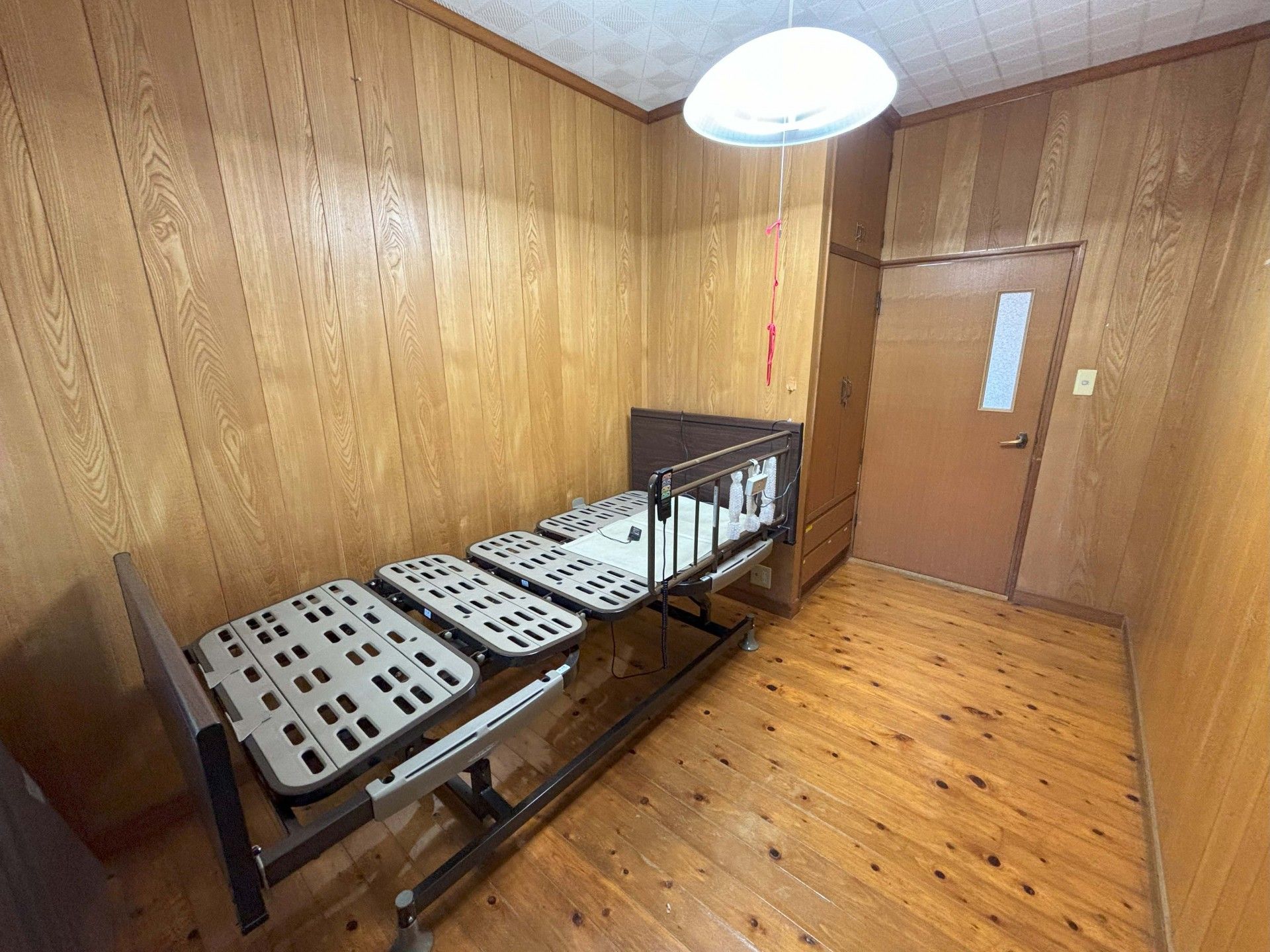 居室のベッドと出口