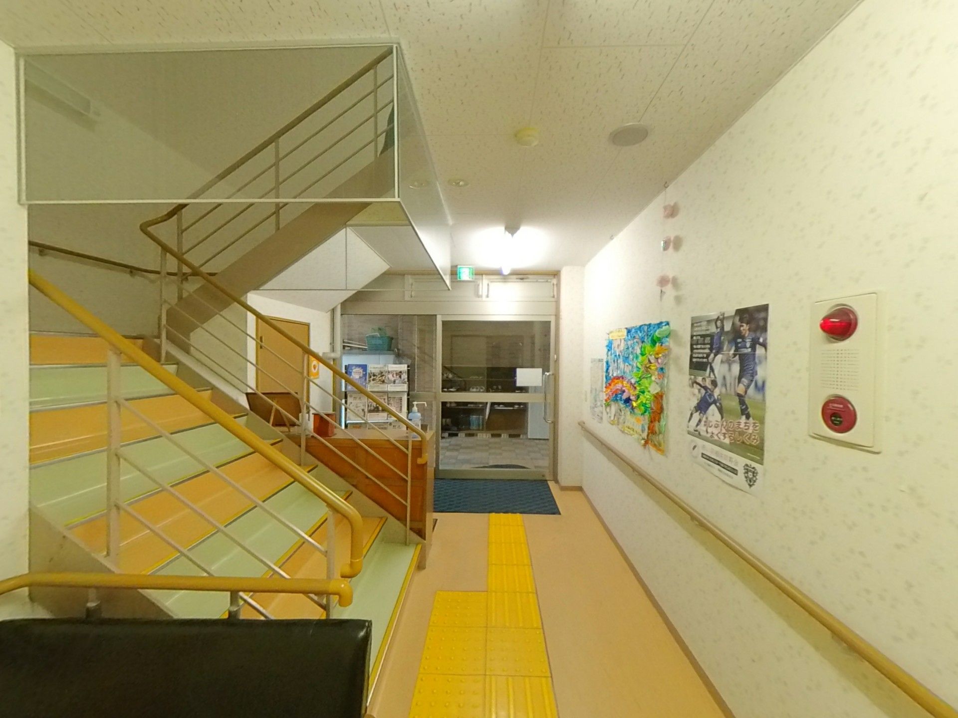 明るい廊下と階段