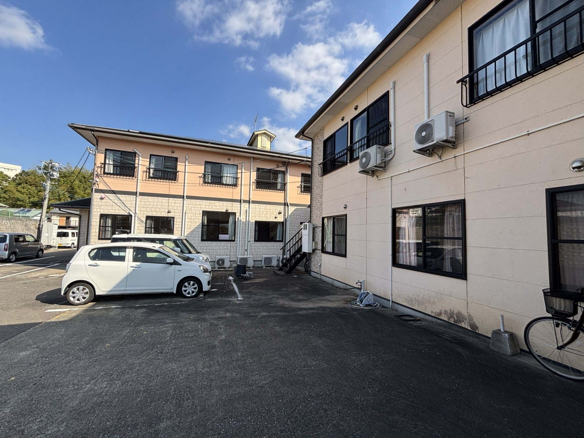 駐車場と建物の外観