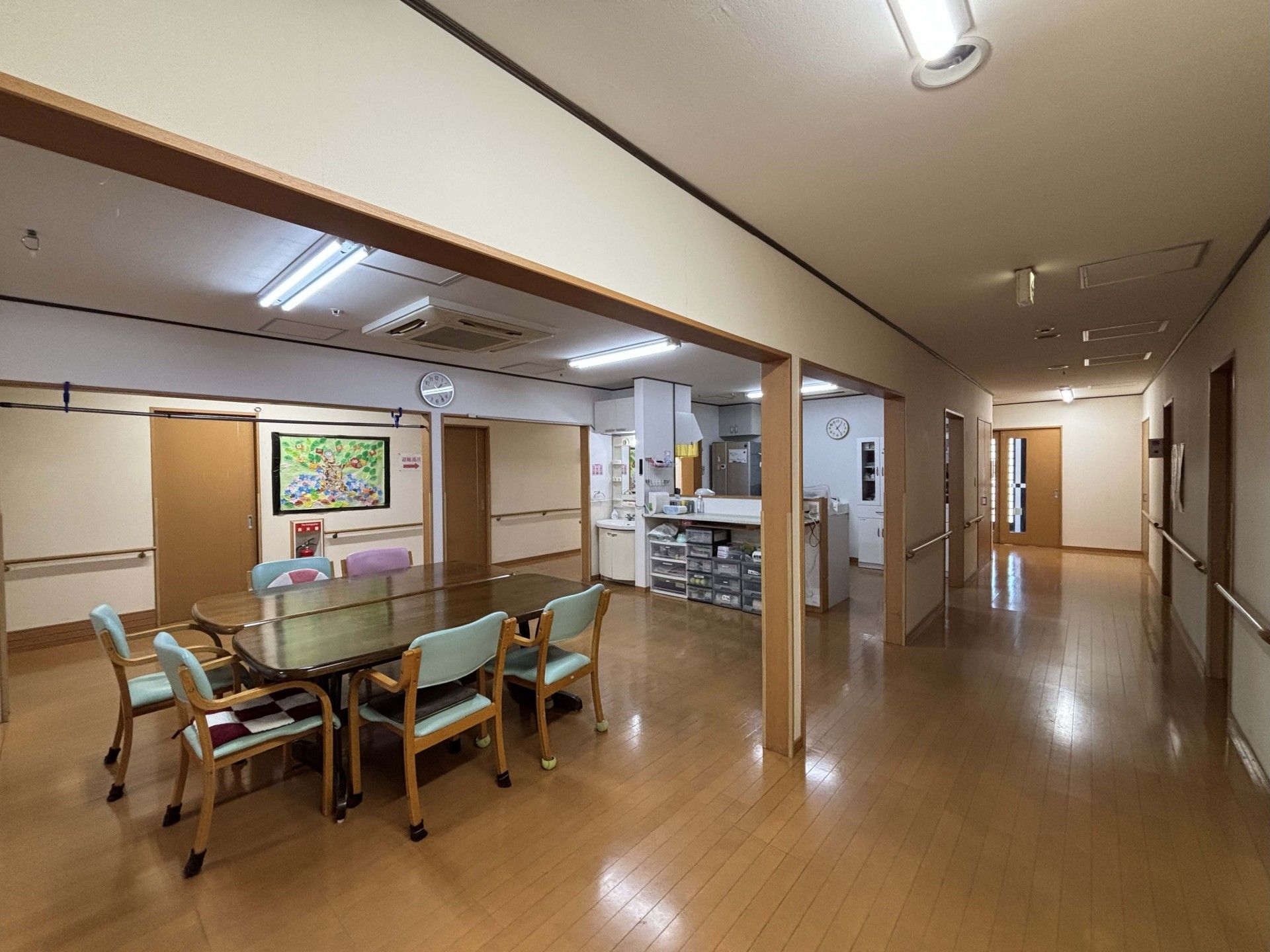 広い廊下と食事スペース