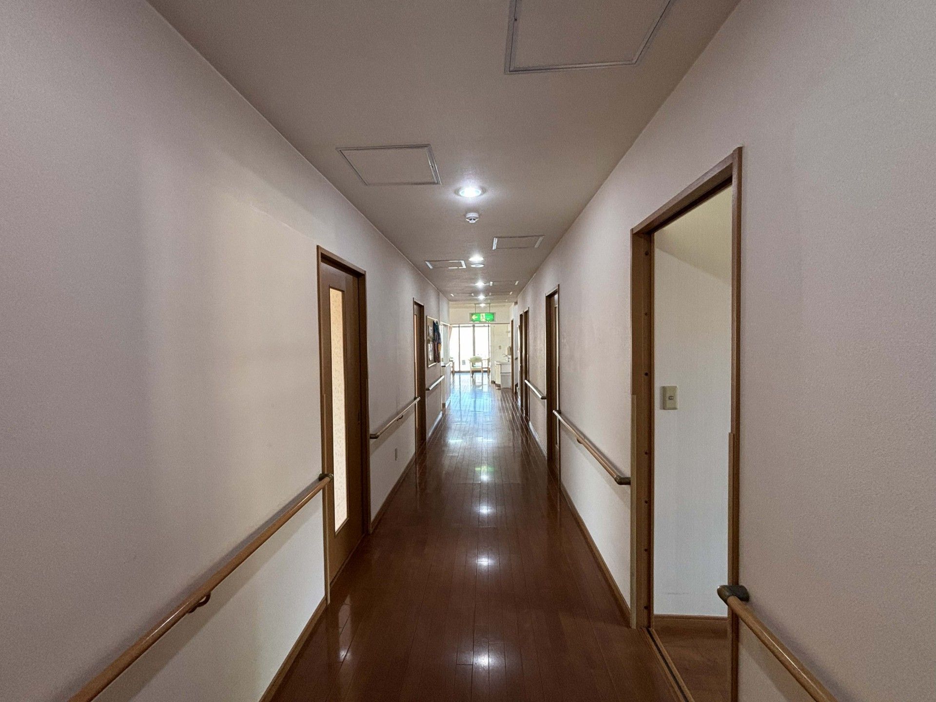 手すり付きの長い廊下