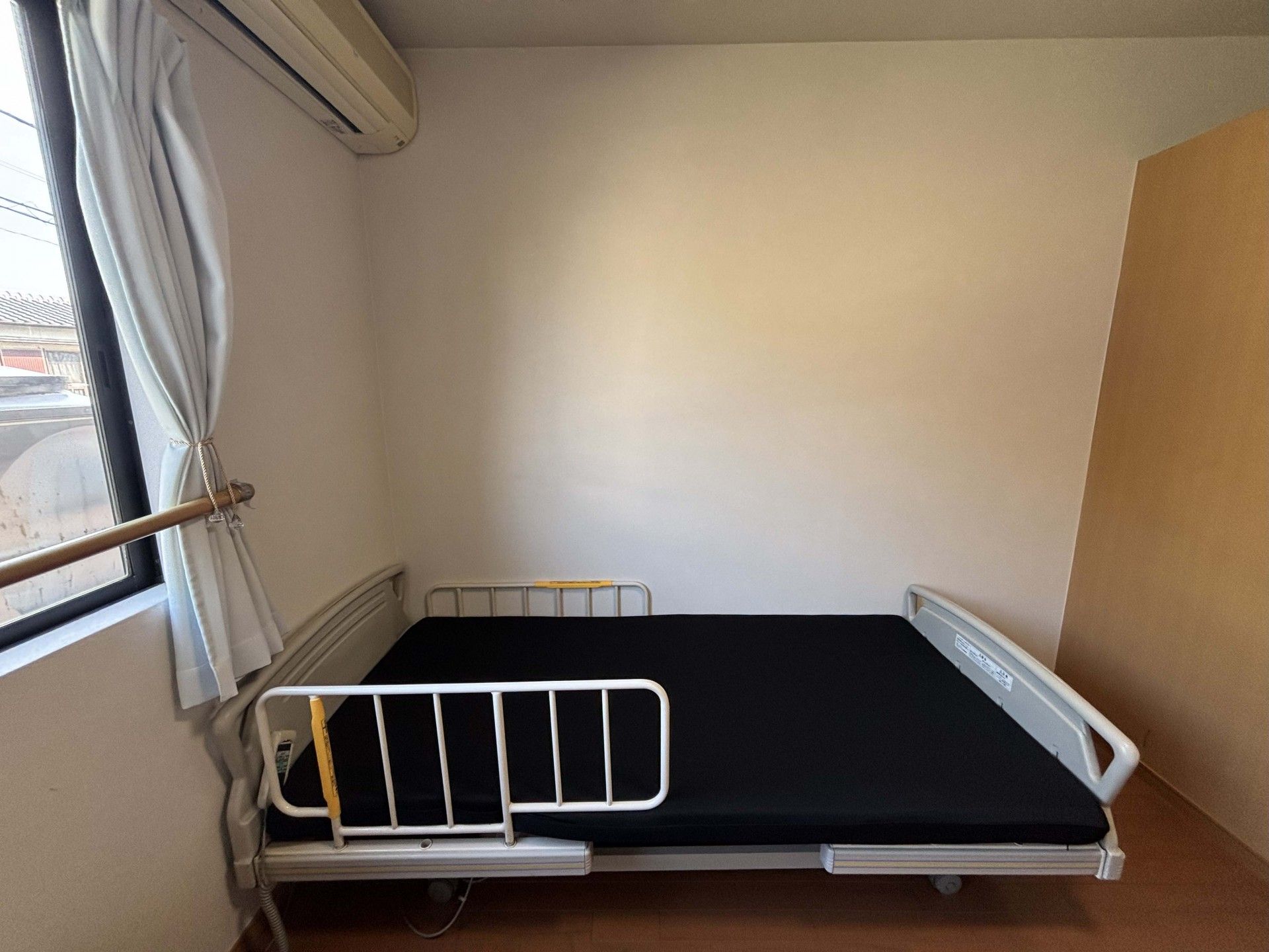 シンプルなベッドの部屋