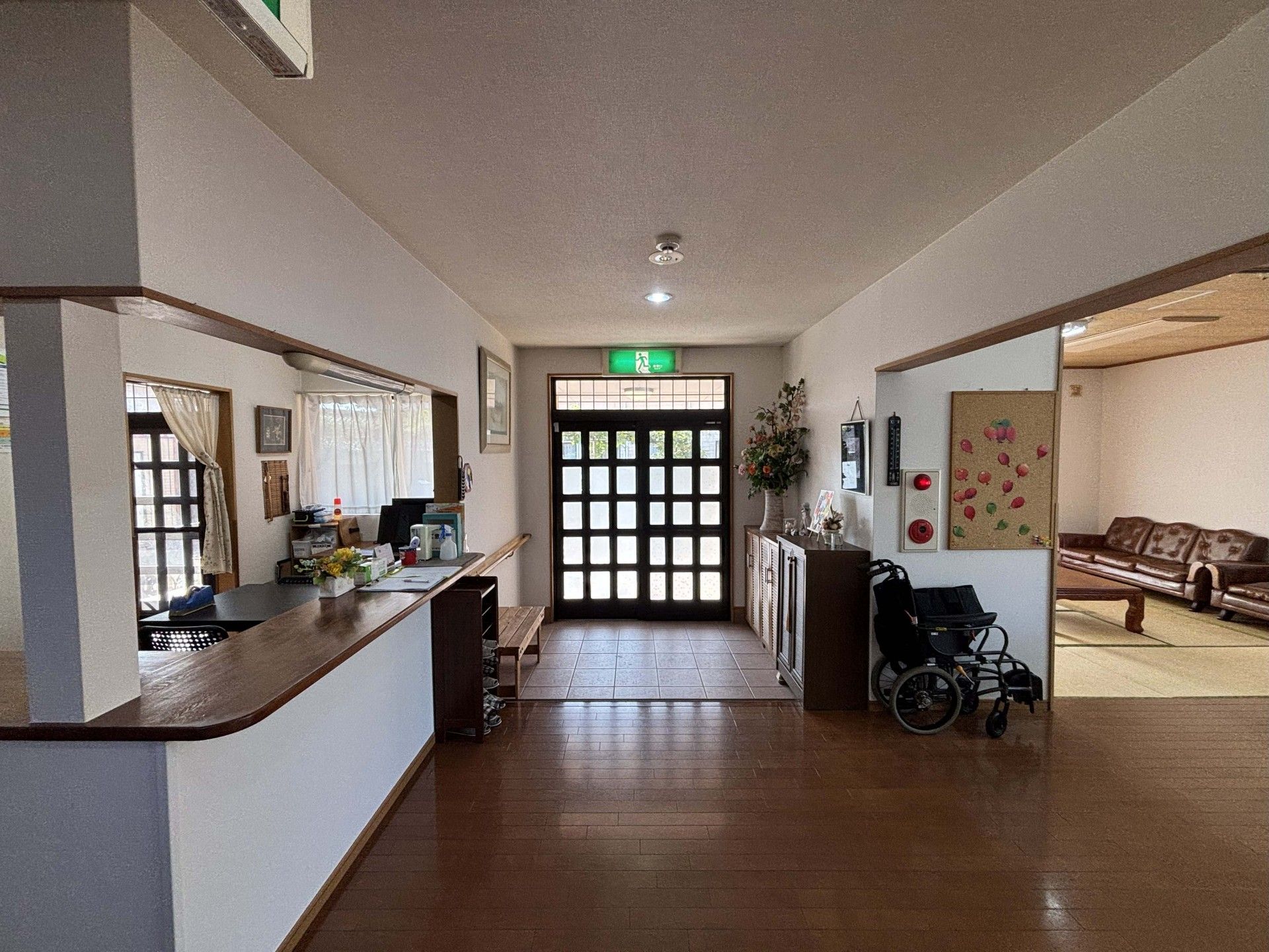 明るい廊下と和室