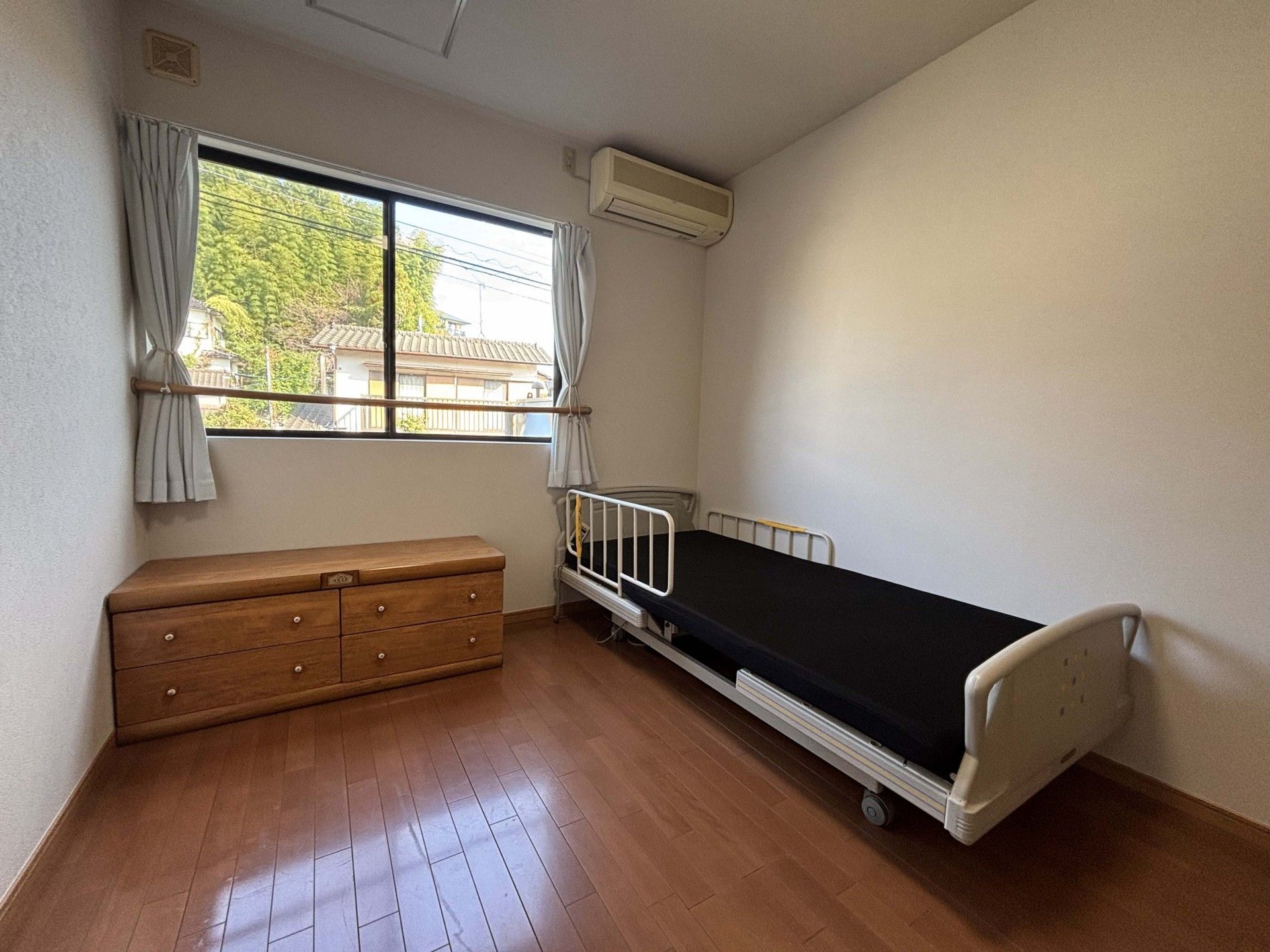 窓際のベッドと収納