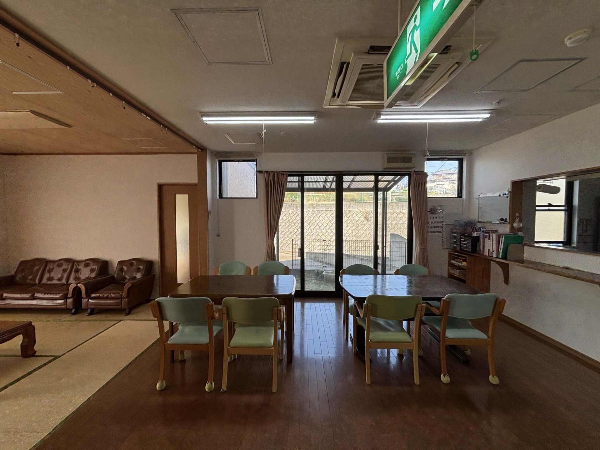 広いテーブルのある部屋