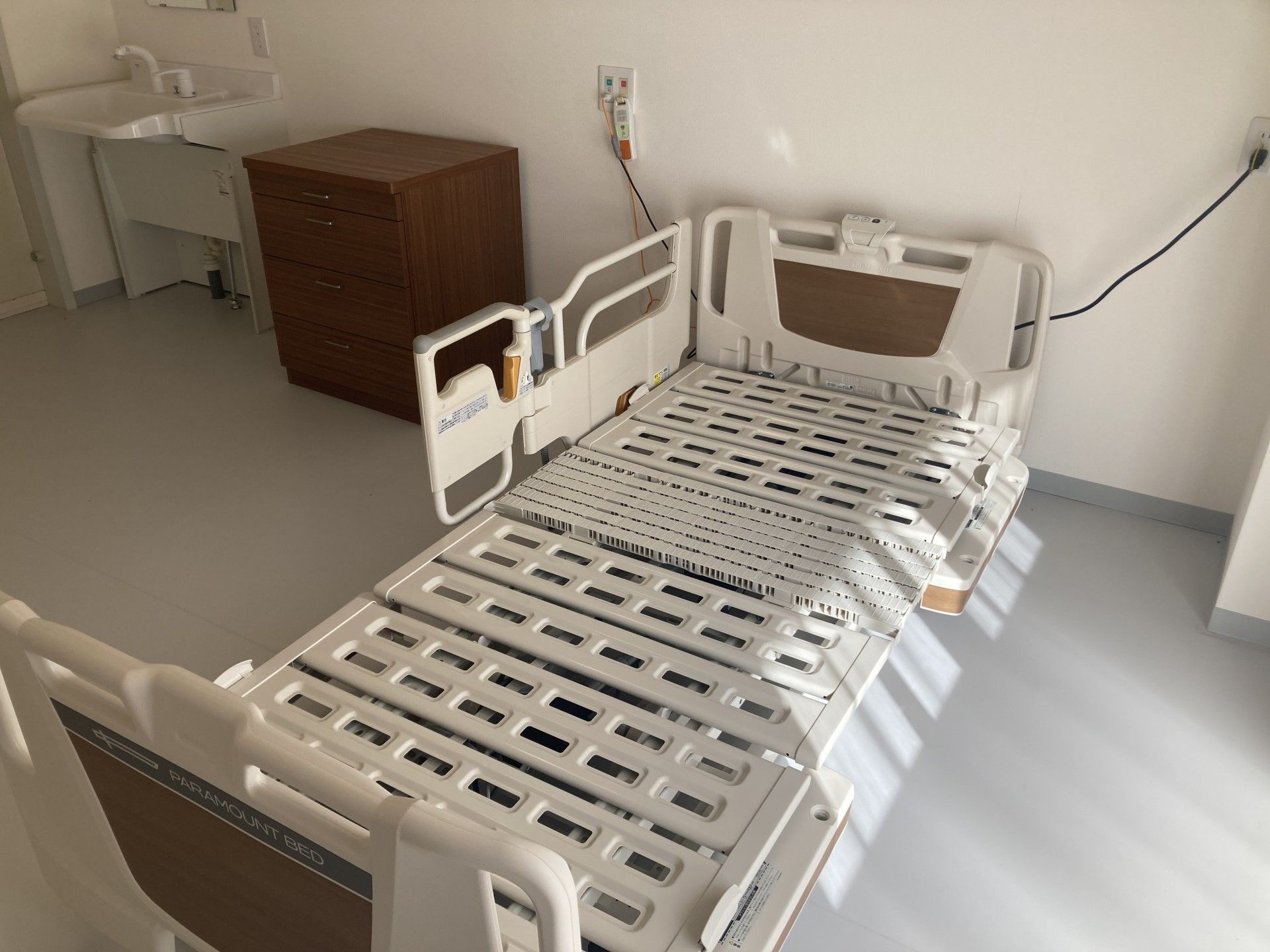 快適なベッドのある部屋