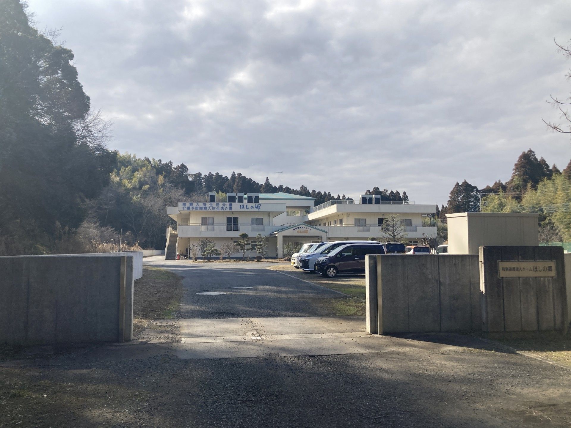 広い敷地の建物