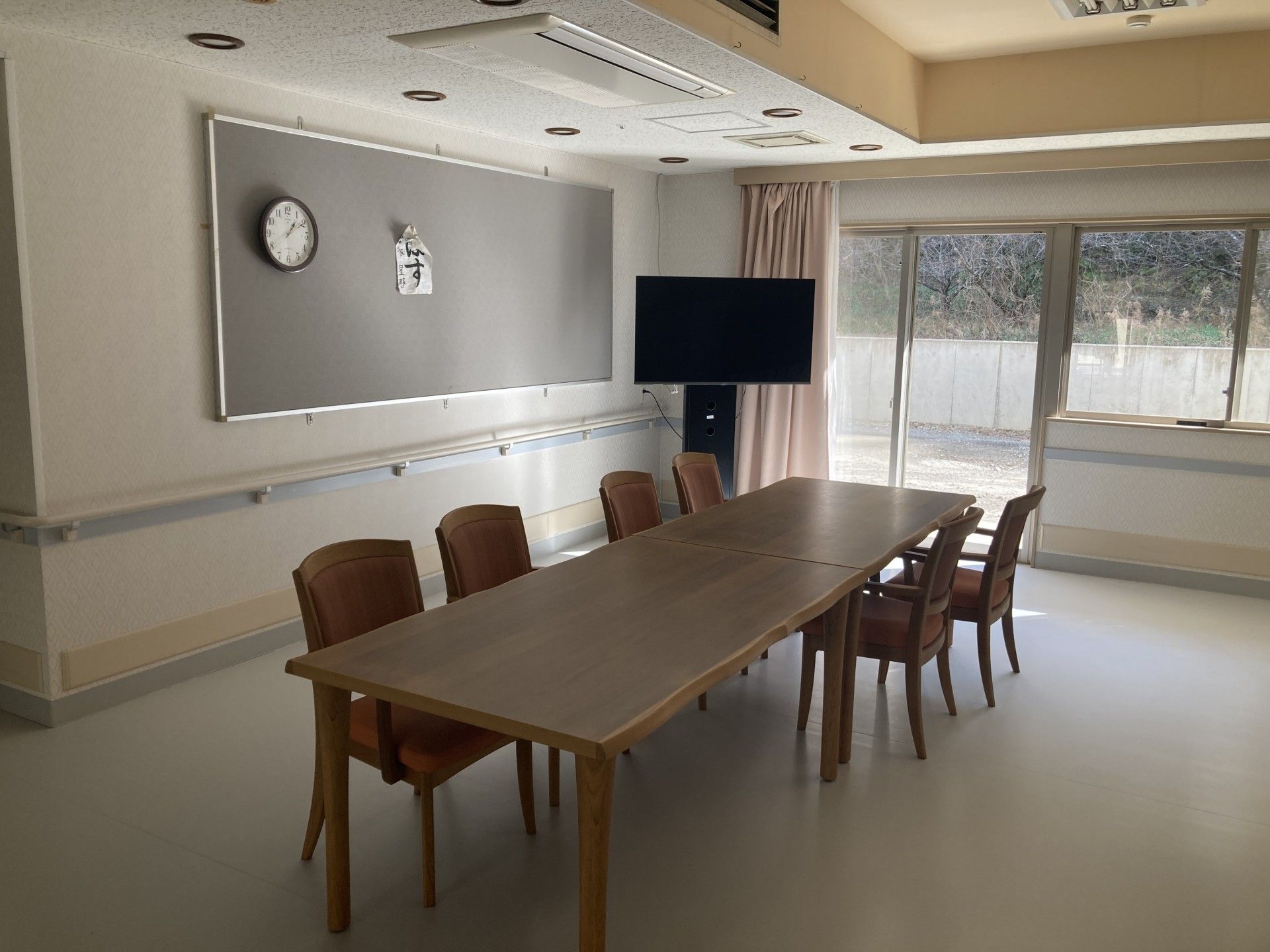 広い窓のある会議室