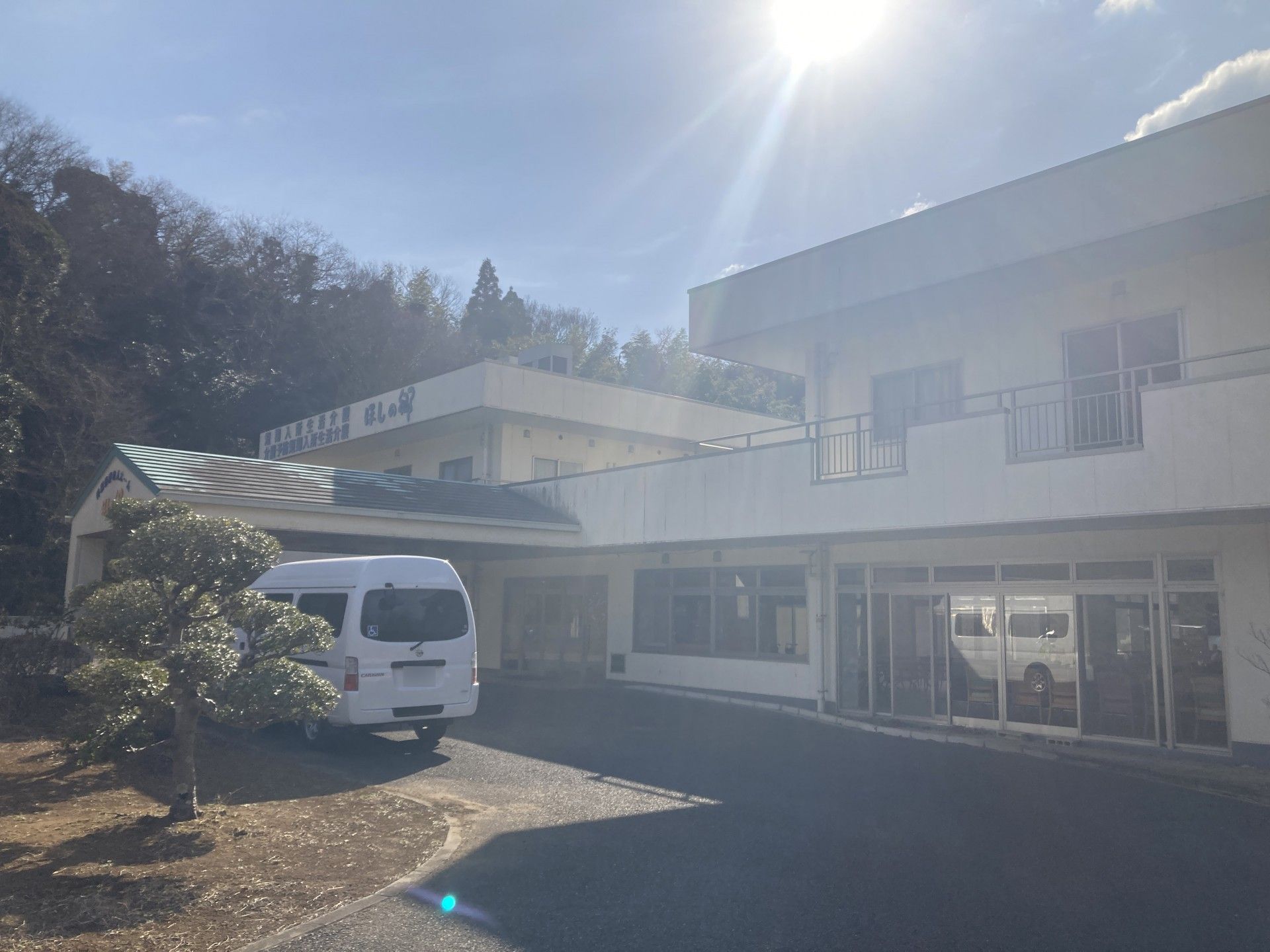 日差しが差し込む建物の外観