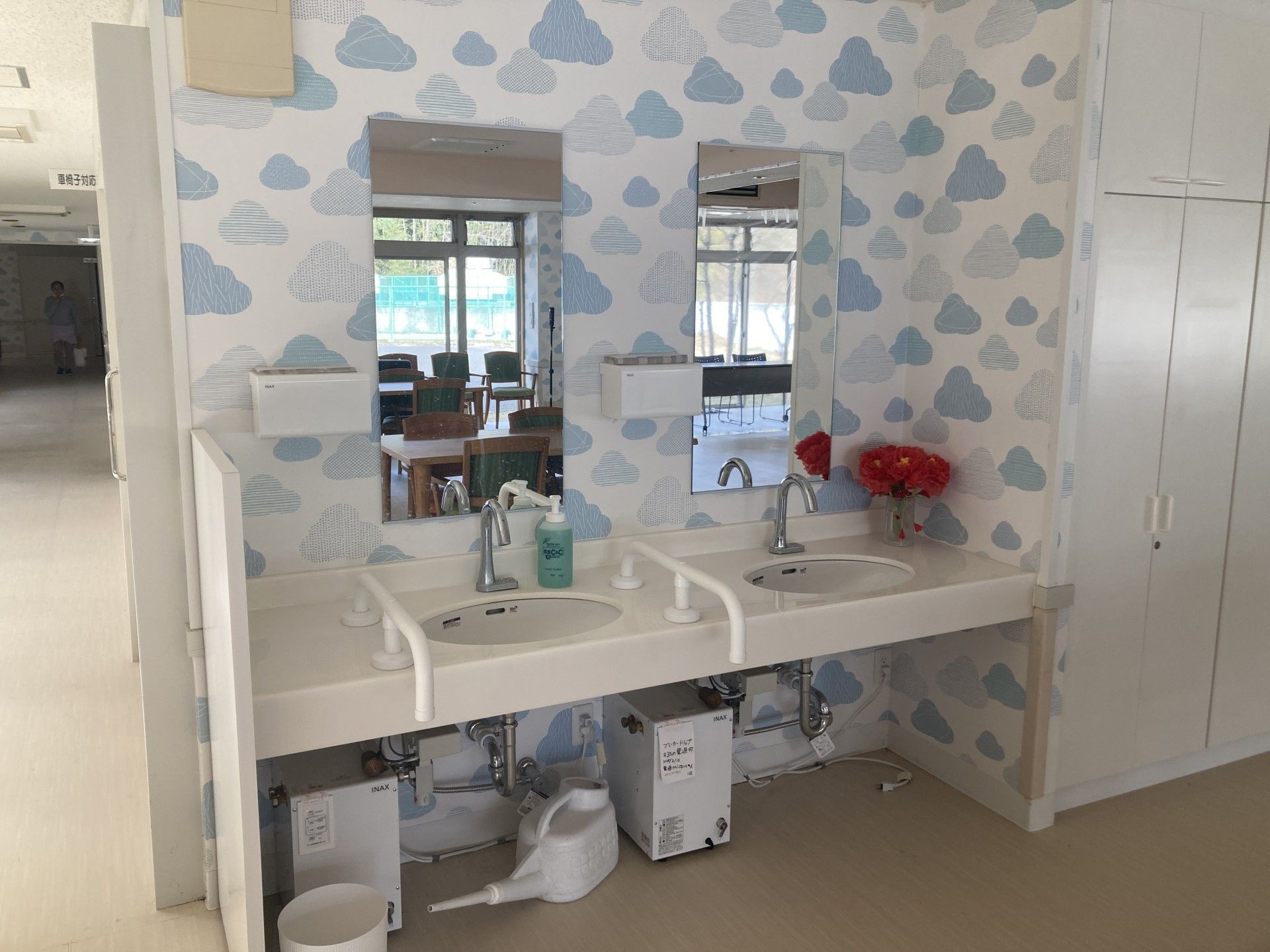 雲柄の壁紙の洗面台