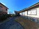 <br>
広々とした庭のある建物外観