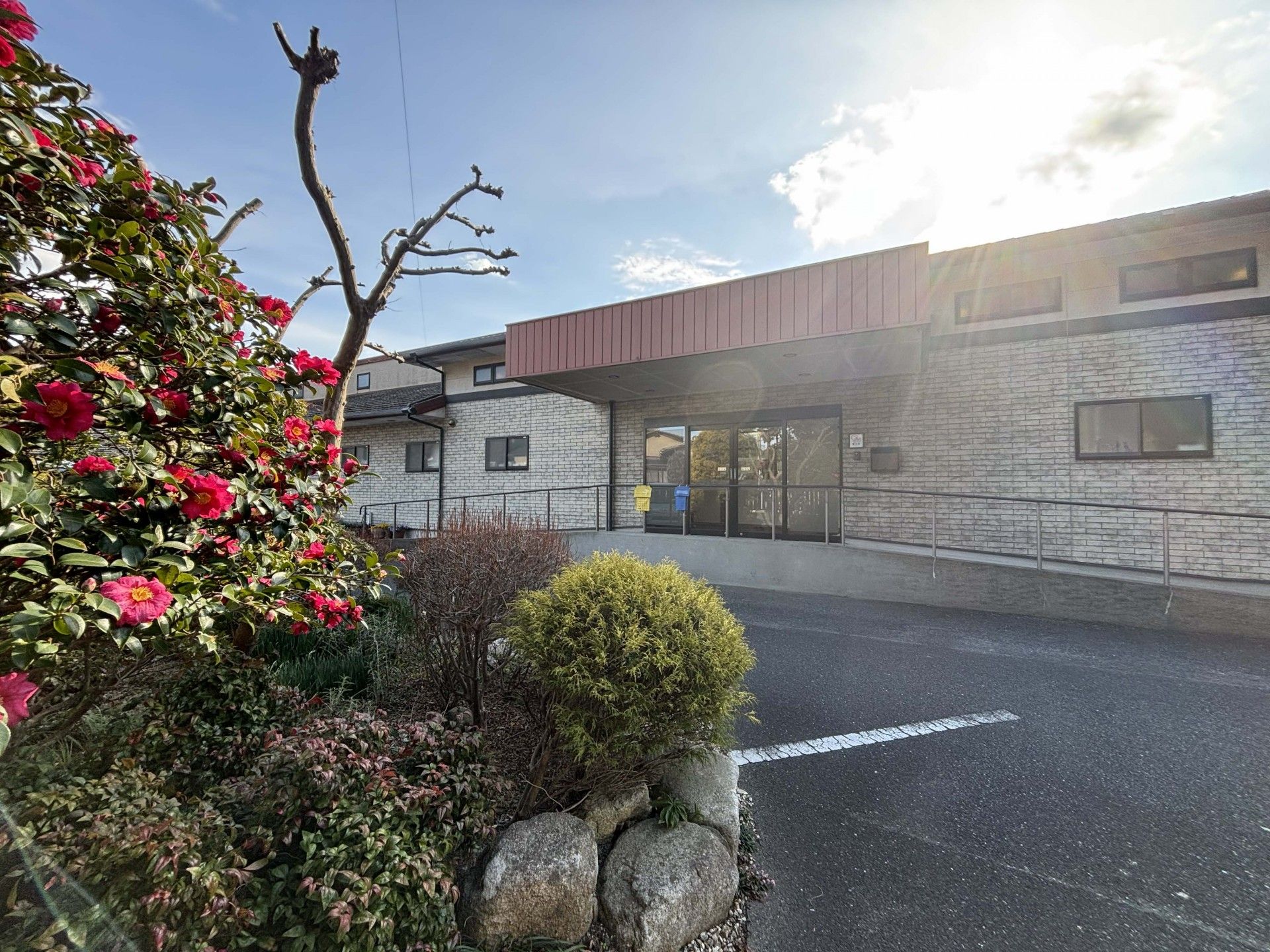 花に囲まれた建物の入口