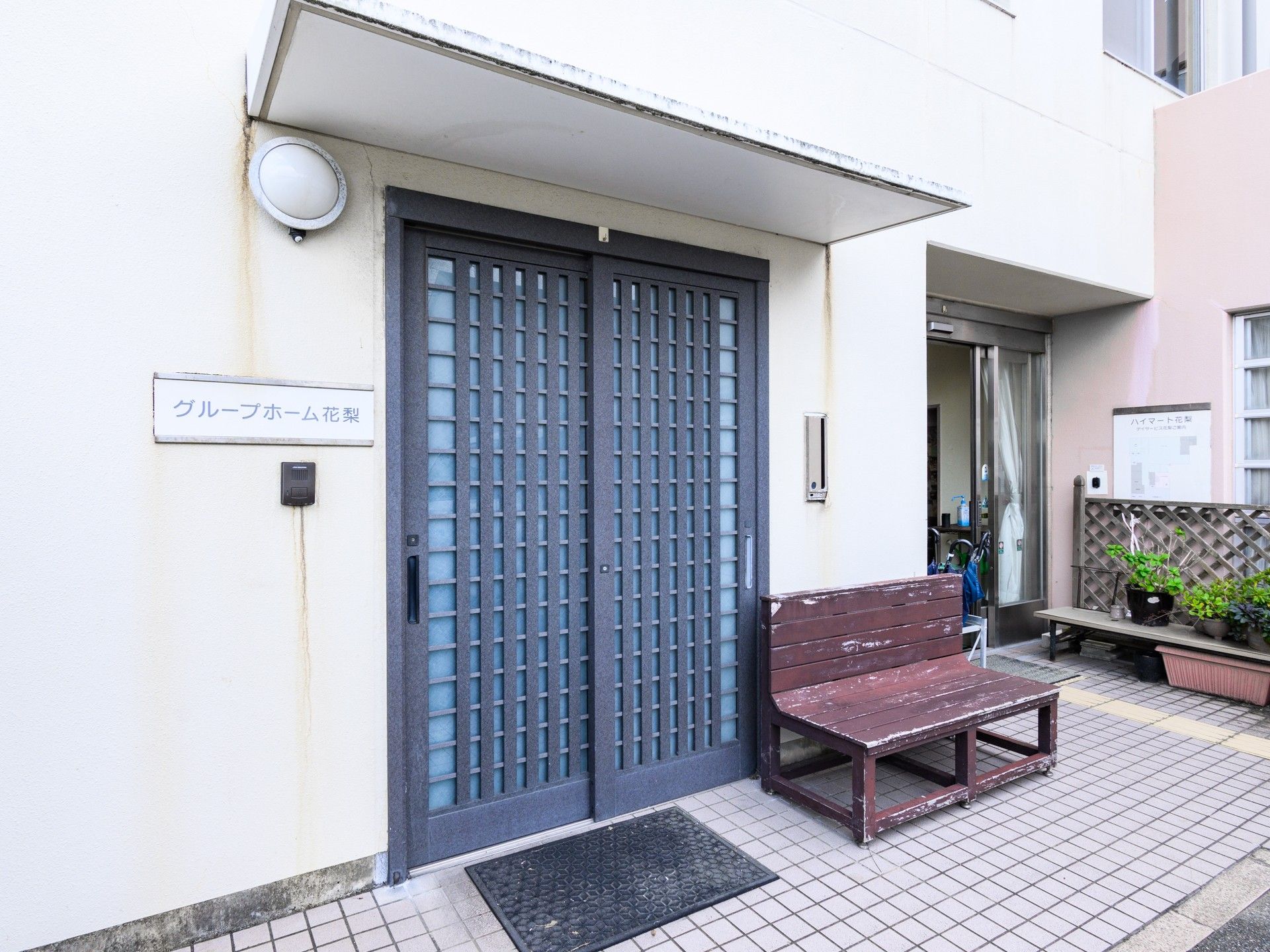 入口とベンチのある施設