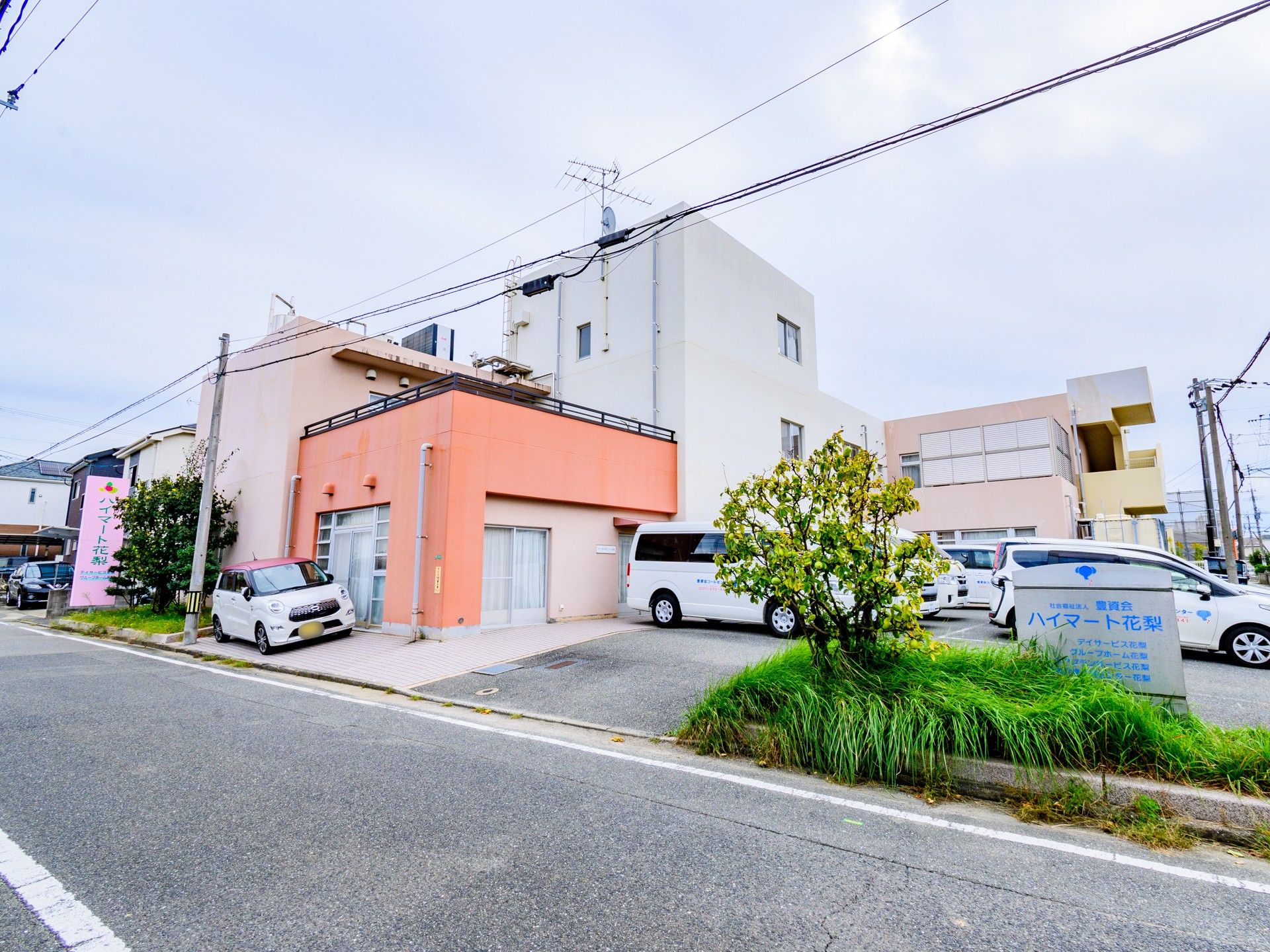 明るい外観の建物