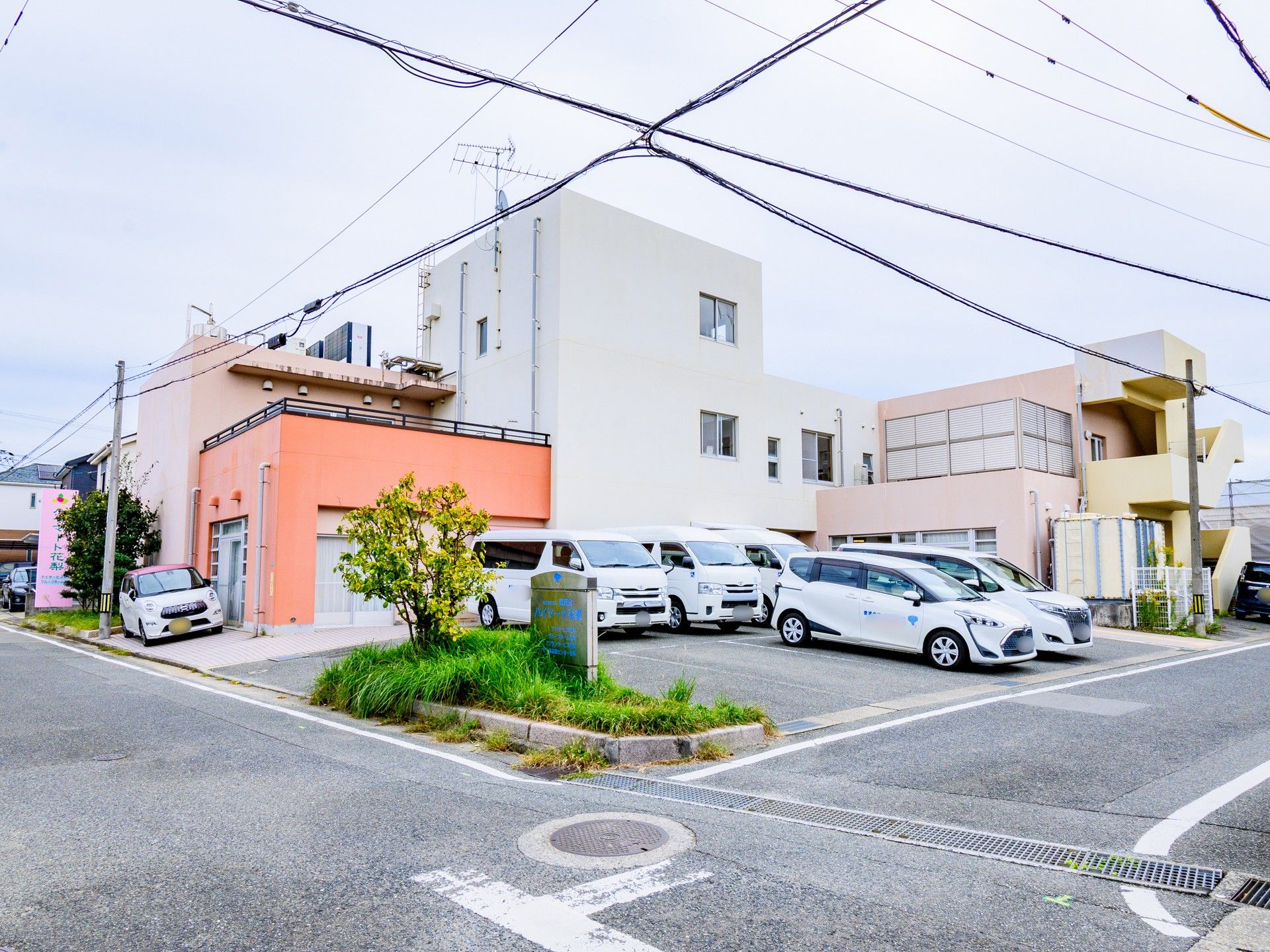 明るい外観の建物
