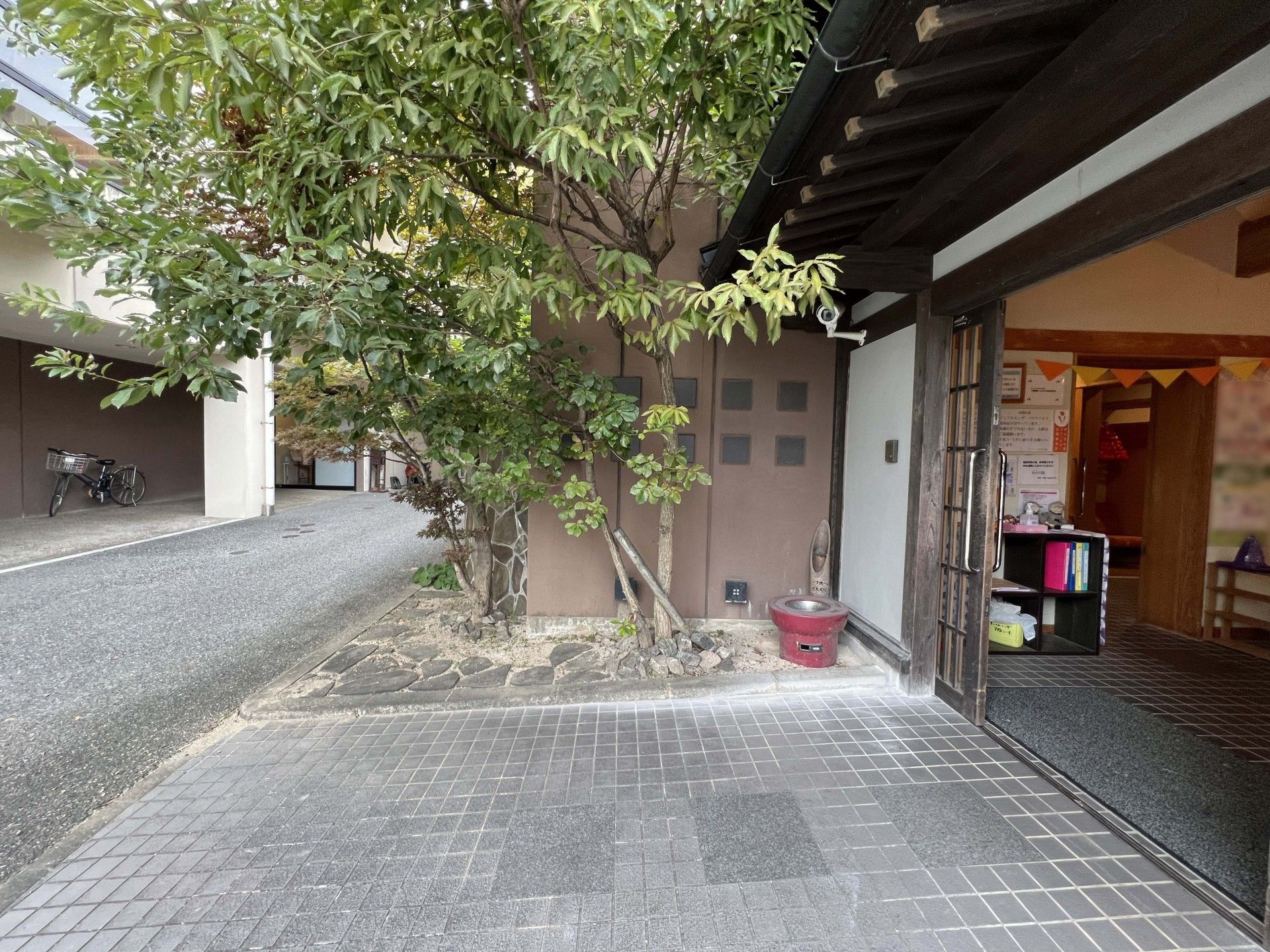 フラットな造りの玄関エントランス