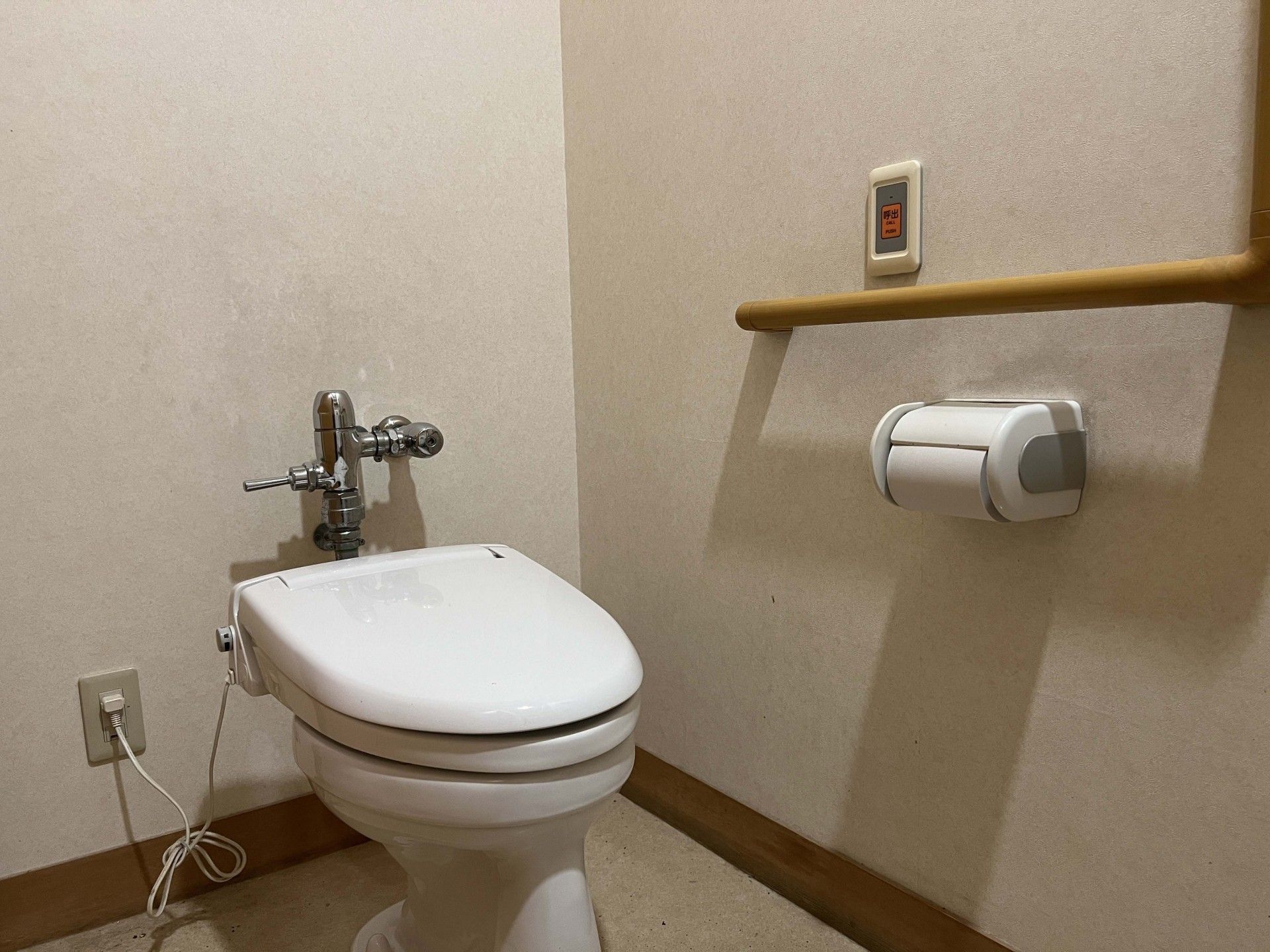 手すりのあるトイレ
