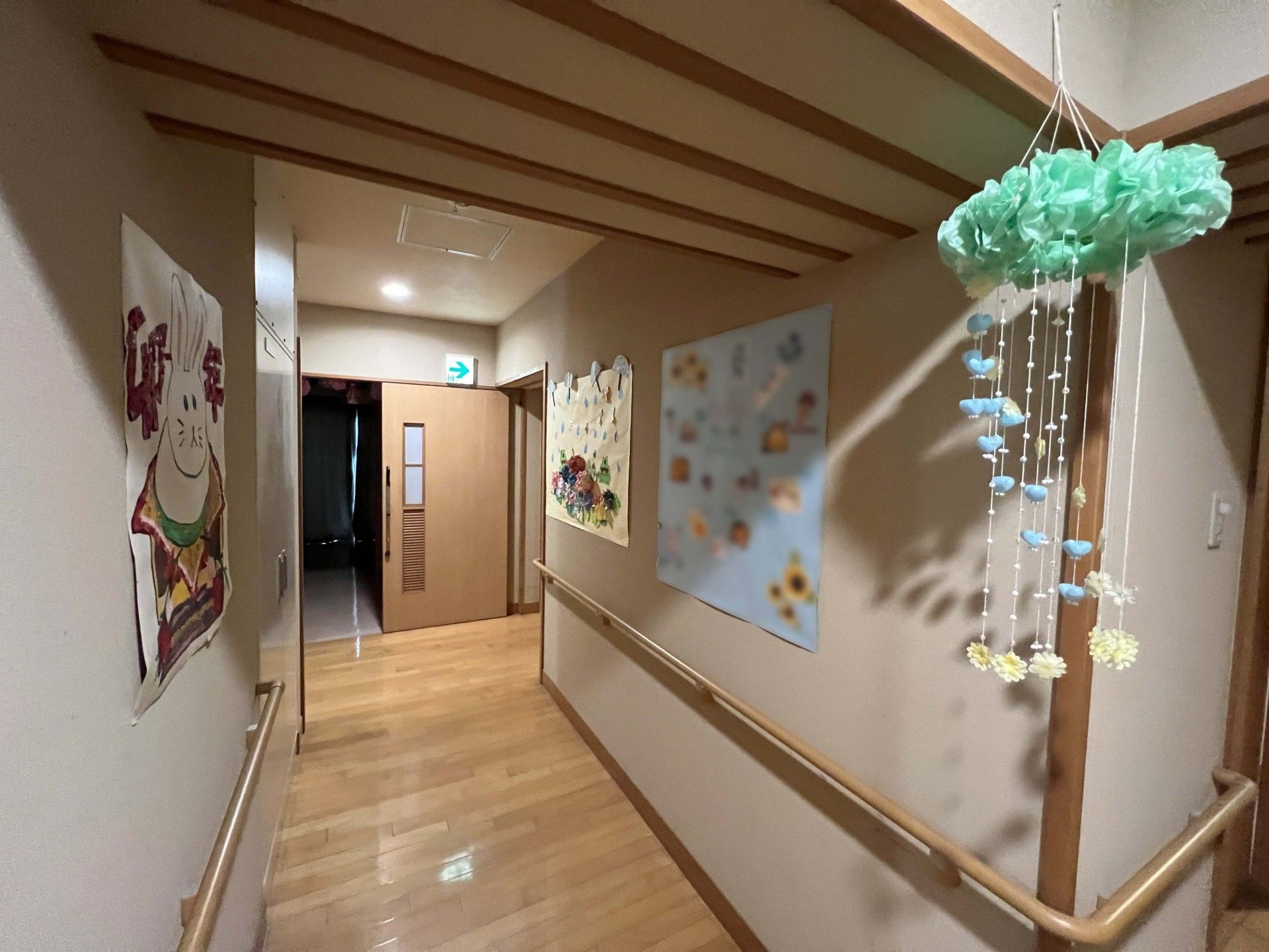 掲示物のある廊下