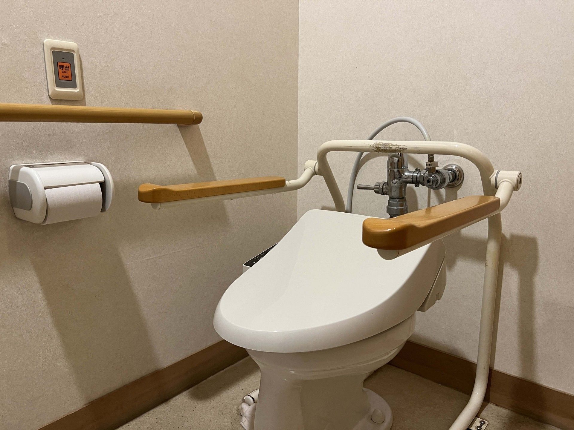 備え付けの手すりのあるトイレ