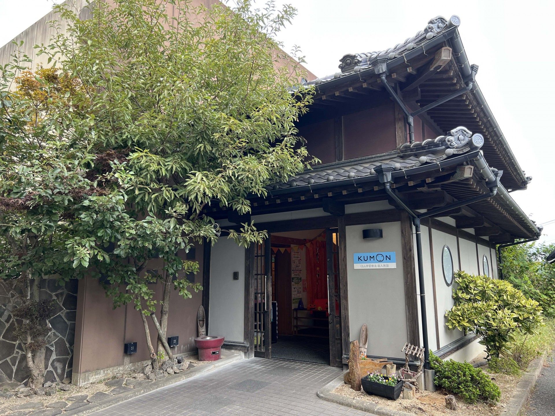 木々に囲まれた建物