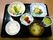 野菜がたっぷり使われているおかずが２品とイチゴなどのフルーツ、白いご飯に味噌汁が並んでいる。