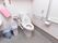 清潔で広いトイレである。複数の手すりや呼び出しボタンが完備されている。蓋つきのゴミ箱が２つ置かれている。