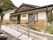 三角の屋根がついた１階建ての建物である。壁には施設名の書かれた木目調の看板が掛けられており、玄関へ続くスロープには手すりが設置されている。