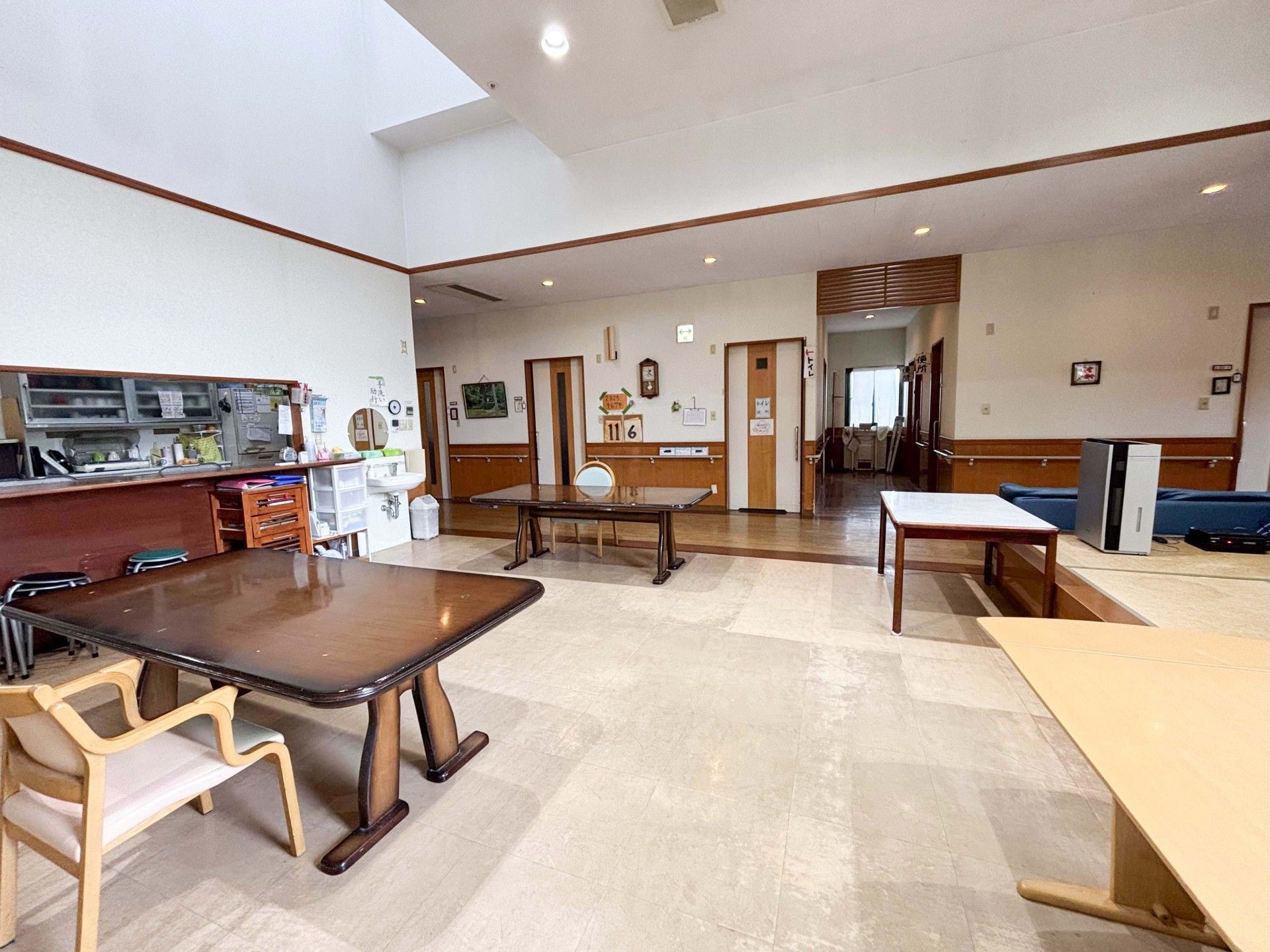 エアコンが付いた部屋にはベッドやタンス、テレビなどがあり、日当たりも良好。