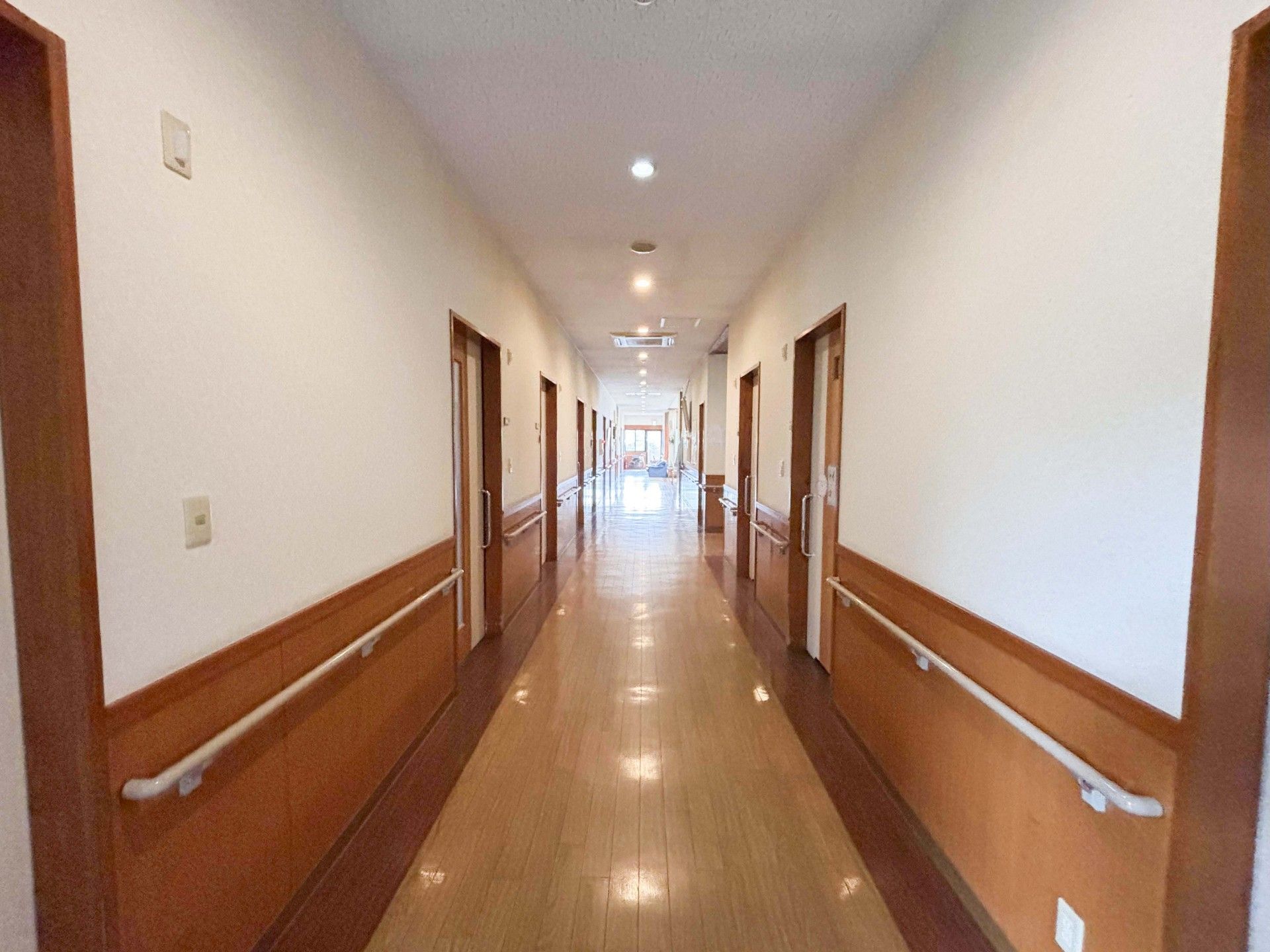 手すり付きの長い廊下