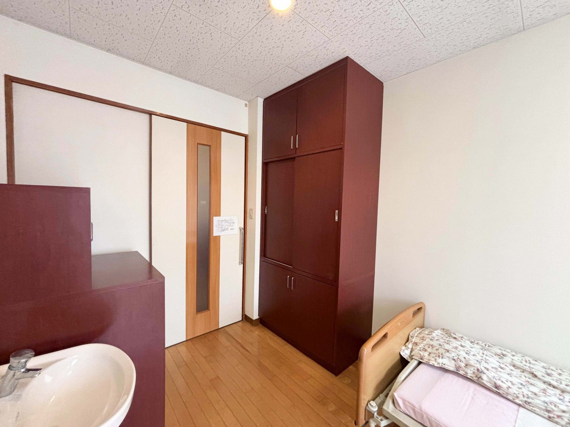 落ち着いた色調の居室