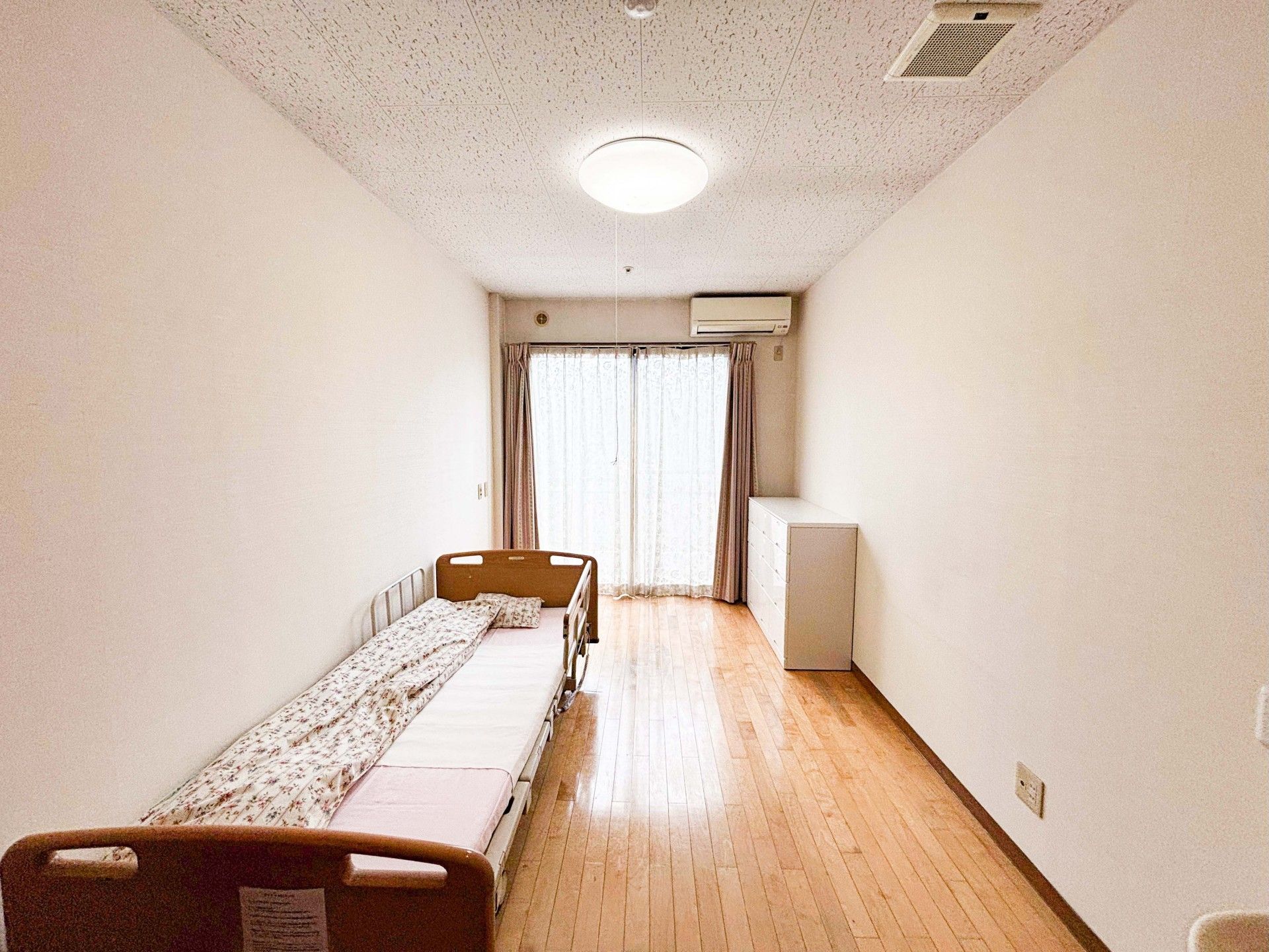 シンプルな個室の様子