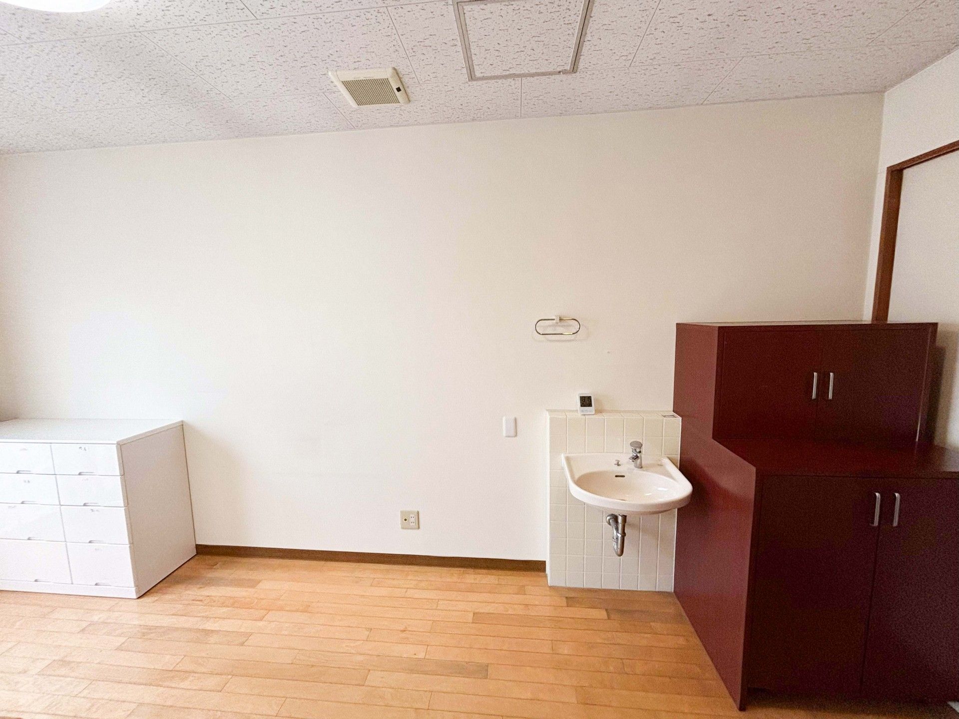 シンプルな居室の一角