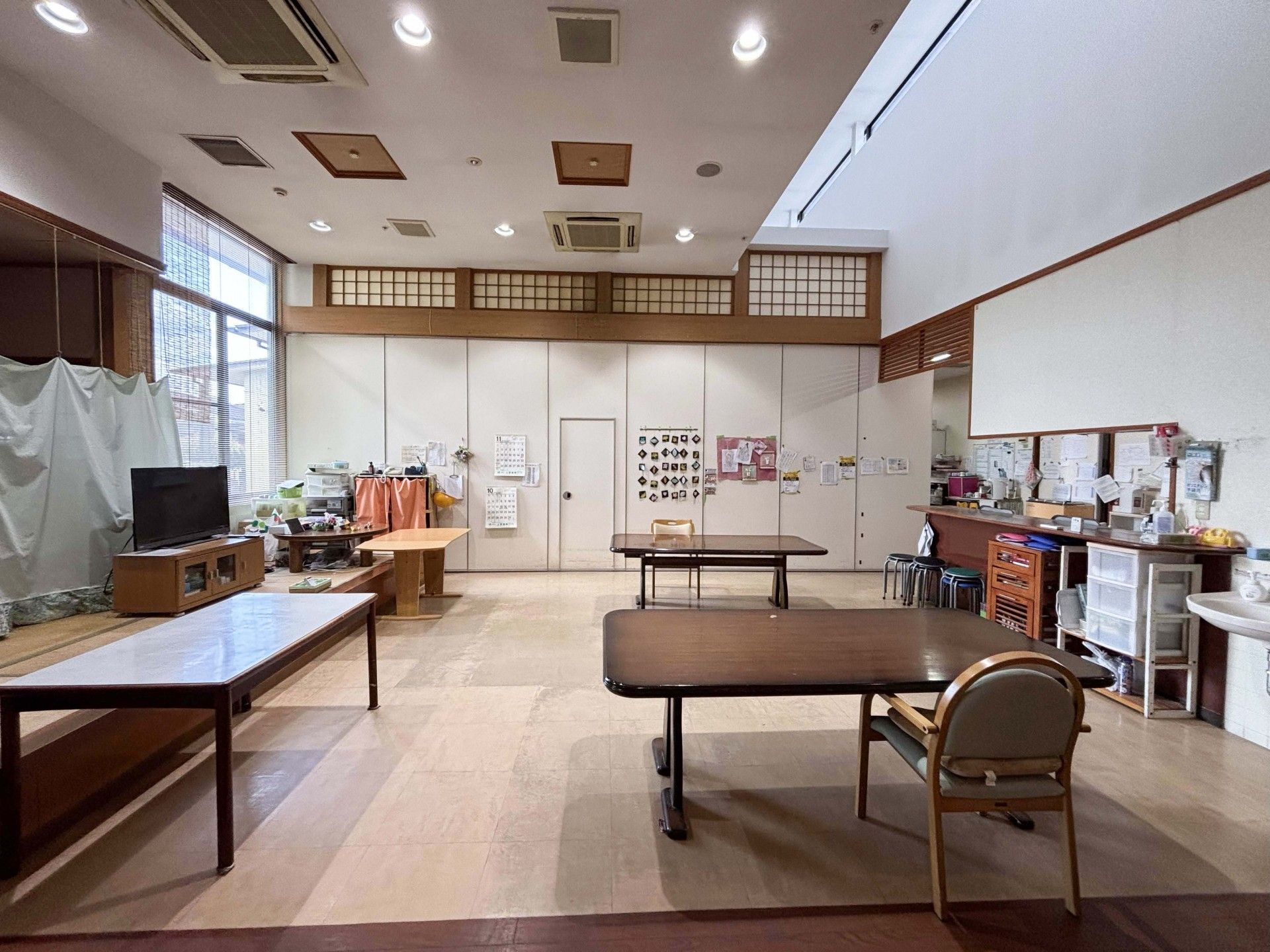 広いテーブルのある部屋