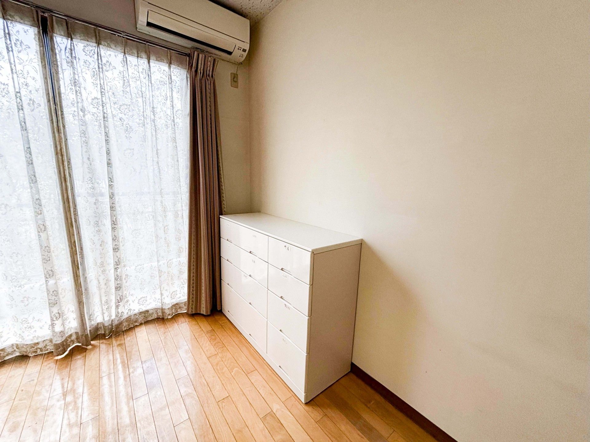 日差しが差し込む部屋