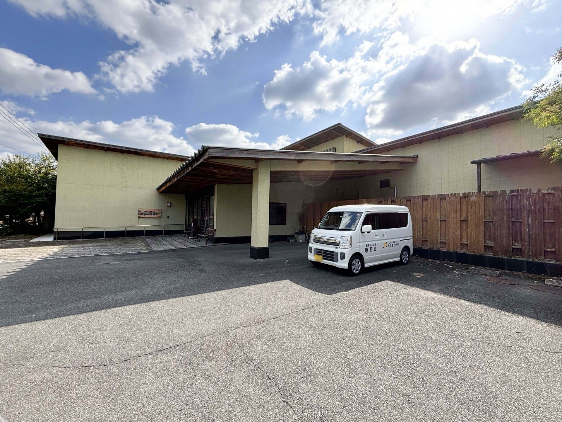 広い駐車場の建物外観