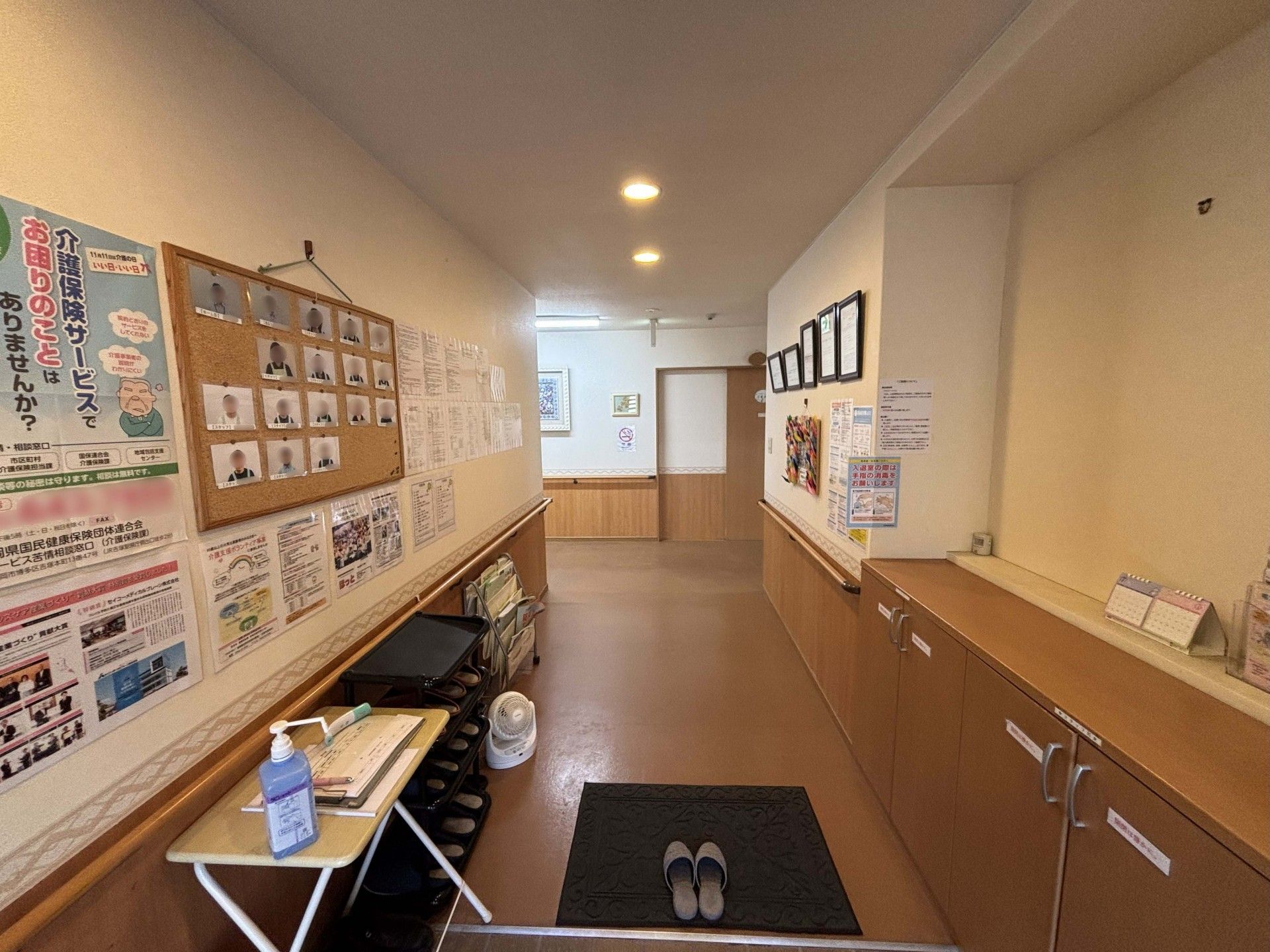 情報掲示板のある廊下