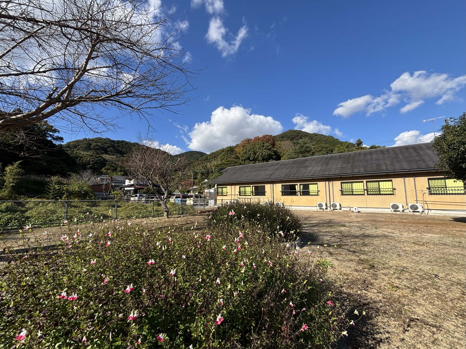 自然に囲まれた建物外観