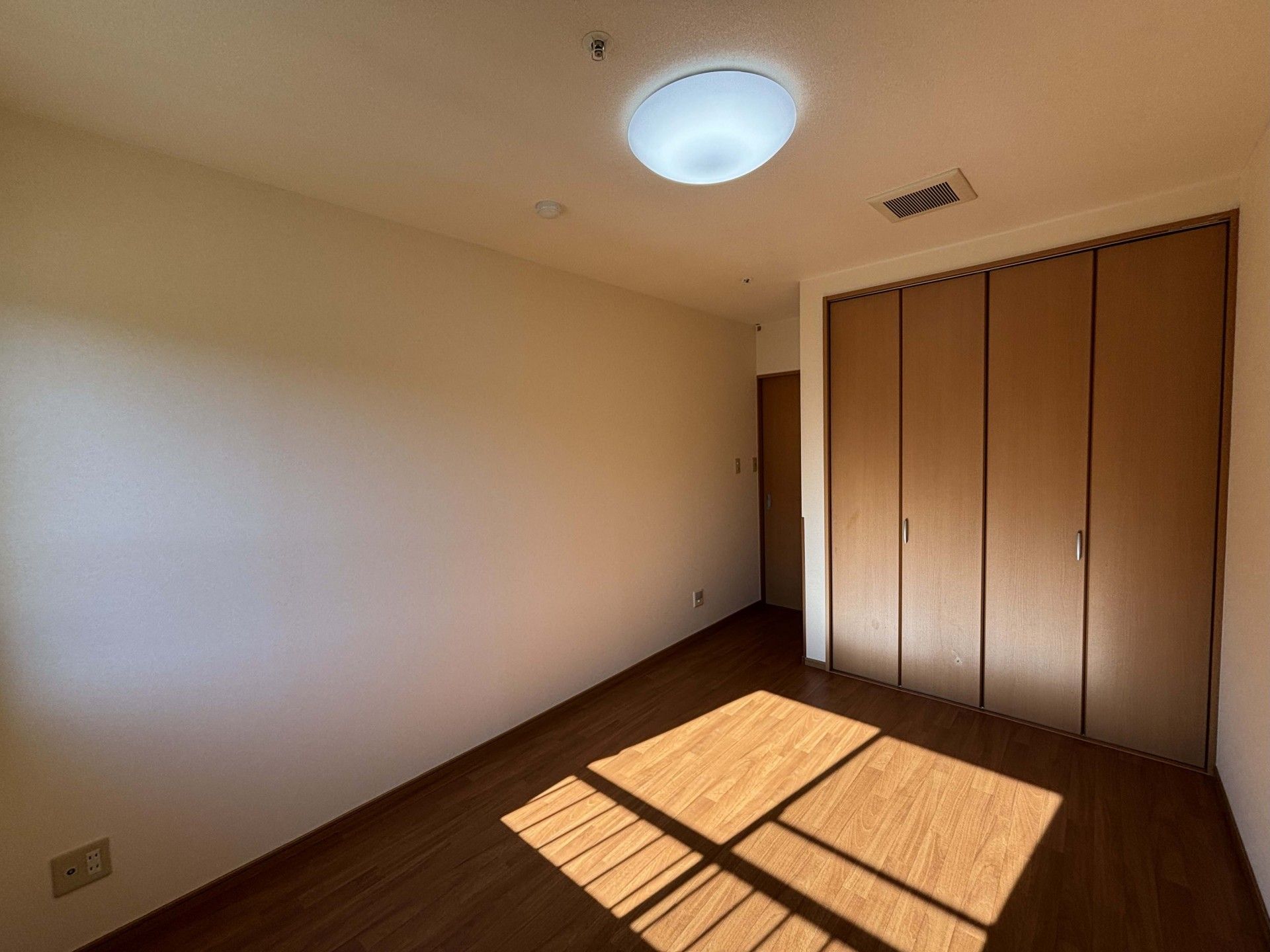 日差しが差し込む部屋