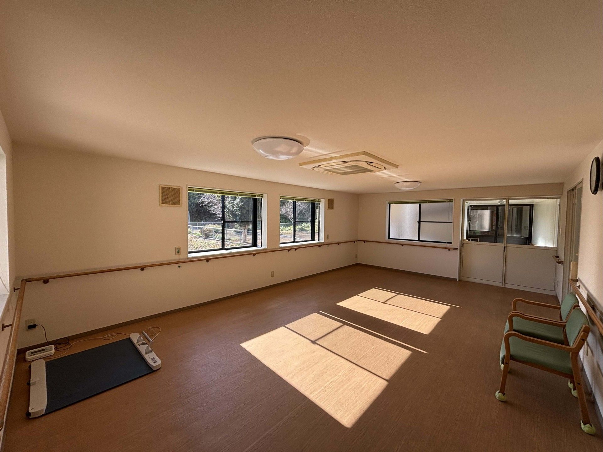 日差しが差し込む部屋