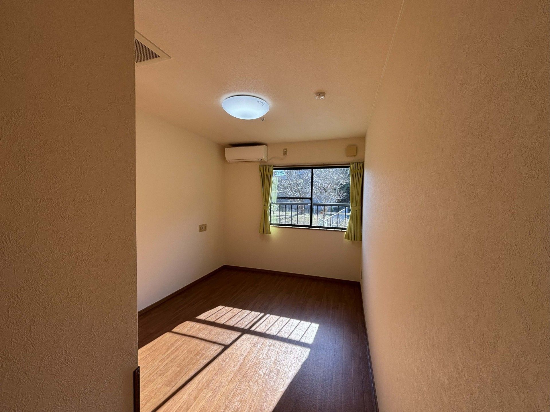 日差しが差し込む部屋