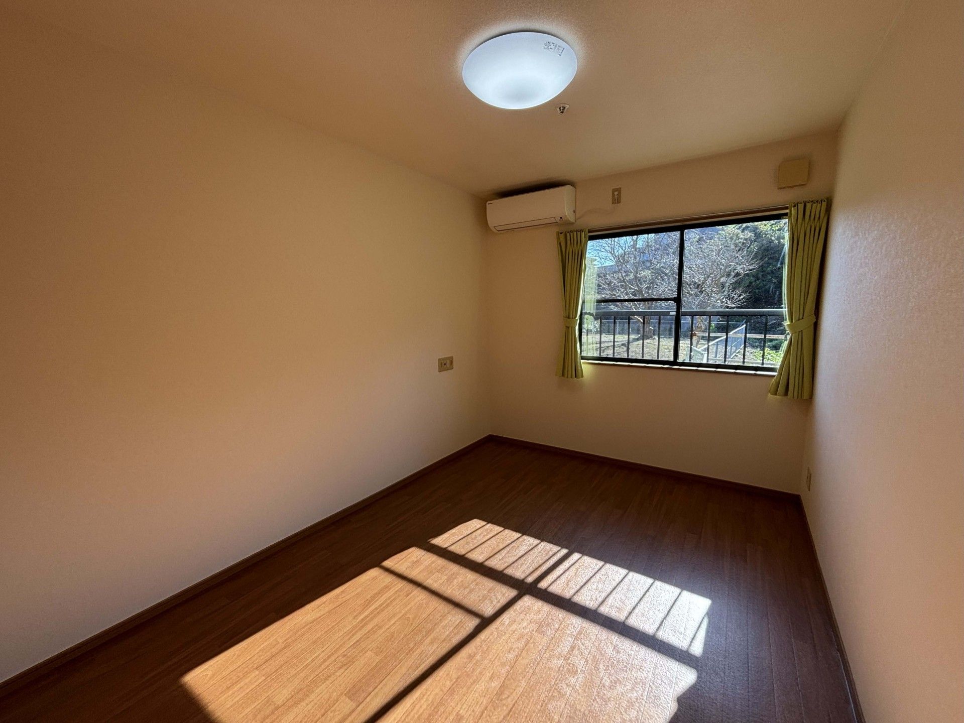 日差しが差し込む部屋